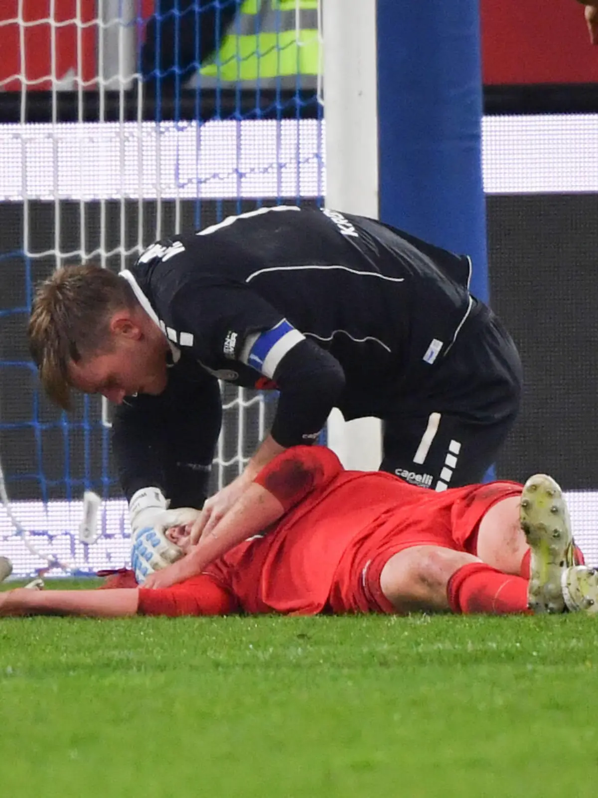  Torwart Leo Weinkauf MSV Duisburg hilft dem verletzten Felix Götze 1. FC Kaiserslautern 25.10.2021, Fussball GER, Saison 2021 2022, 3. Liga, 13. Spieltag, MSV Duisburg - 1. FC Kaiserslautern, Foto: Maik Hölter/TEAM2sportphoto ***DFB regulations prohibit any use of photographs as image sequences and/or quasi-video.*** Duisburg Nordrhein Westfalen Deutschland *** Goalkeeper Leo Weinkauf MSV Duisburg helps injured Felix Götze 1 FC Kaiserslautern 25 10 2021, Football GER, Season 2021 2022, 3 Liga, 13 Matchday, MSV Duisburg 1 FC Kaiserslautern, Photo Maik Hölter TEAM2sportphoto DFB regulations prohibit any use of photographs as image sequences and or quasi video Duisburg Nordrhein Westfalen Germany Team2