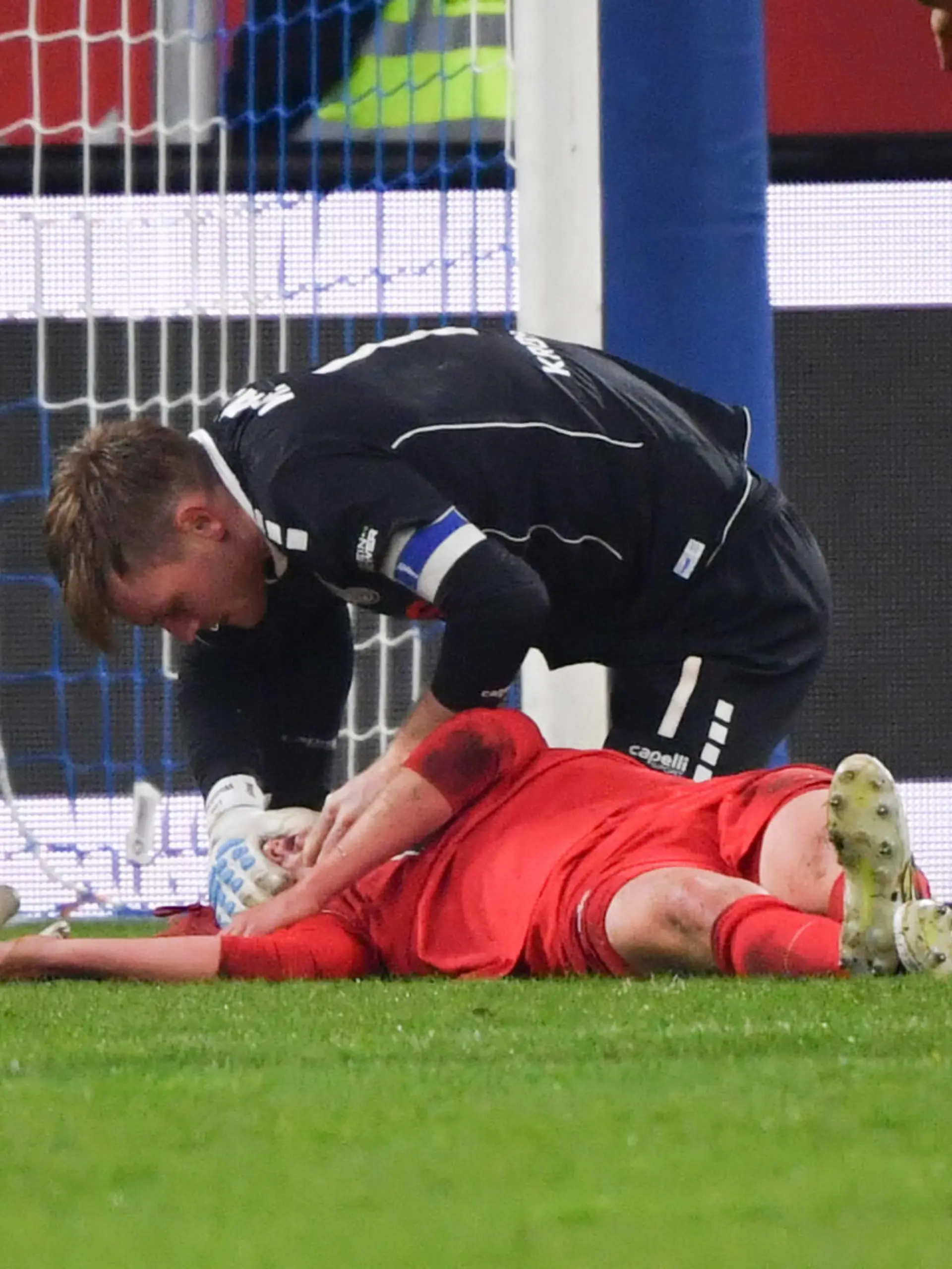  Torwart Leo Weinkauf MSV Duisburg hilft dem verletzten Felix Götze 1. FC Kaiserslautern 25.10.2021, Fussball GER, Saison 2021 2022, 3. Liga, 13. Spieltag, MSV Duisburg - 1. FC Kaiserslautern, Foto: Maik Hölter/TEAM2sportphoto ***DFB regulations prohibit any use of photographs as image sequences and/or quasi-video.*** Duisburg Nordrhein Westfalen Deutschland *** Goalkeeper Leo Weinkauf MSV Duisburg helps injured Felix Götze 1 FC Kaiserslautern 25 10 2021, Football GER, Season 2021 2022, 3 Liga, 13 Matchday, MSV Duisburg 1 FC Kaiserslautern, Photo Maik Hölter TEAM2sportphoto DFB regulations prohibit any use of photographs as image sequences and or quasi video Duisburg Nordrhein Westfalen Germany Team2