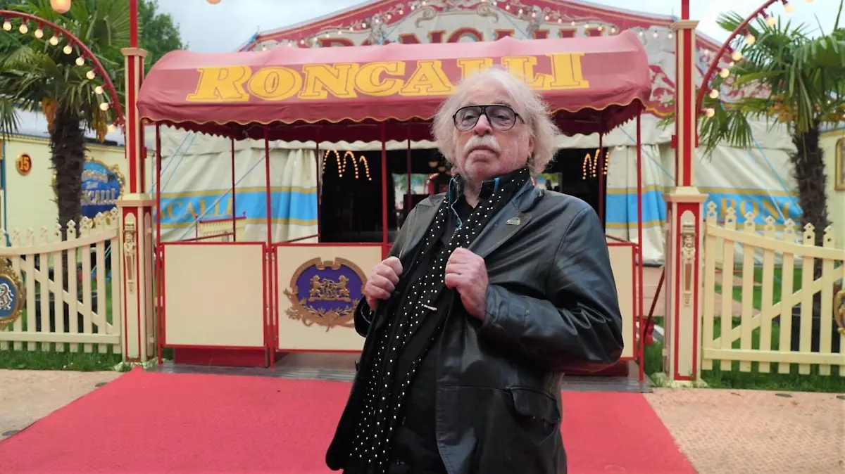 Zirkusdirektor Bernhard Paul steht vor dem "Circus Roncalli"-Zirkuszelt