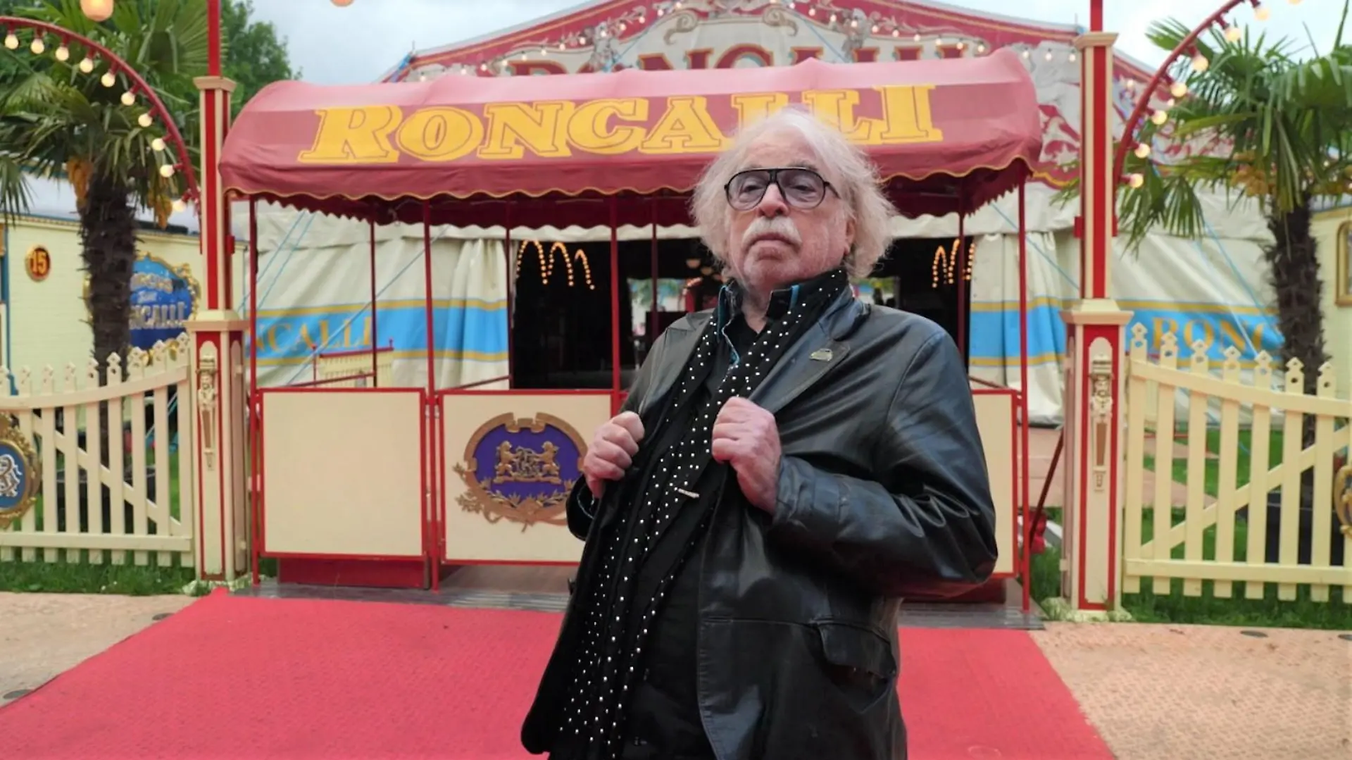 Zirkusdirektor Bernhard Paul steht vor dem "Circus Roncalli"-Zirkuszelt