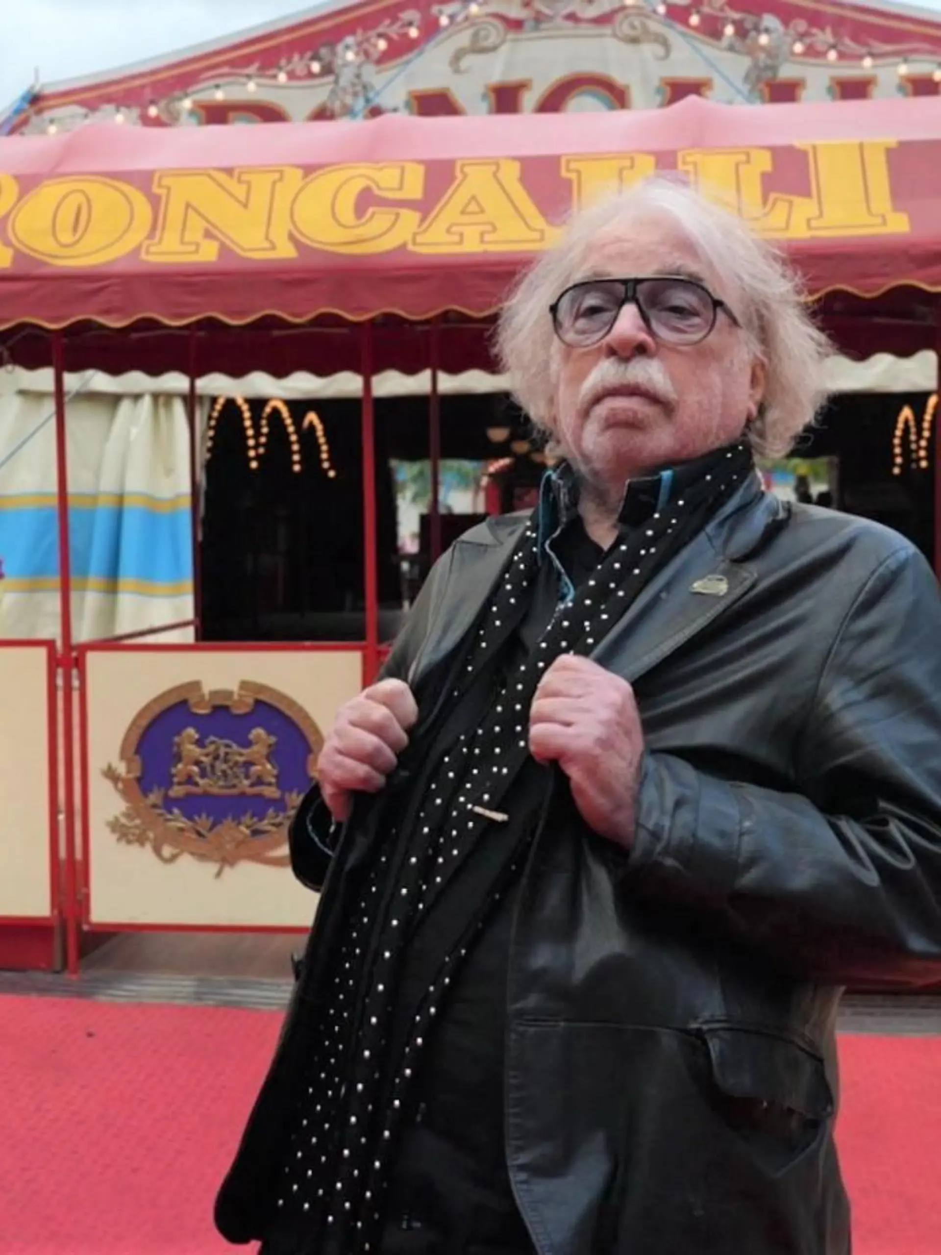 Zirkusdirektor Bernhard Paul steht vor dem "Circus Roncalli"-Zirkuszelt