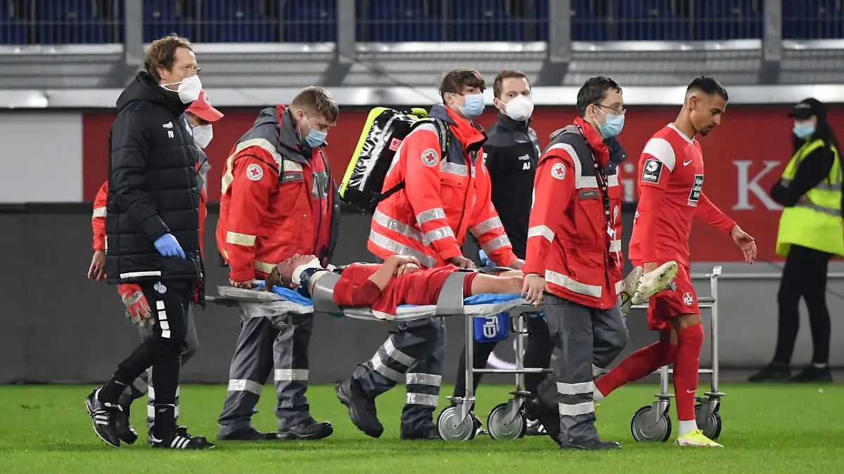 Sport Bilder des Tages Felix Götze 1. FC Kaiserslautern wird auf einer Trage vom Feld gebracht 25.10.2021, Fussball GER, Saison 2021 2022, 3. Liga, 13. Spieltag, MSV Duisburg - 1. FC Kaiserslautern, Foto: Maik Hölter/TEAM2sportphoto ***DFB regulations prohibit any use of photographs as image sequences and/or quasi-video.*** Duisburg Nordrhein Westfalen Deutschland *** Felix Götze 1 FC Kaiserslautern is taken off the field on a stretcher 25 10 2021, Football GER, Season 2021 2022, 3 Liga, Matchday 13, MSV Duisburg 1 FC Kaiserslautern, Photo Maik Hölter TEAM2sportphoto DFB regulations prohibit any use of photographs as image sequences and or quasi video Duisburg Nordrhein Westfalen Germany Team2