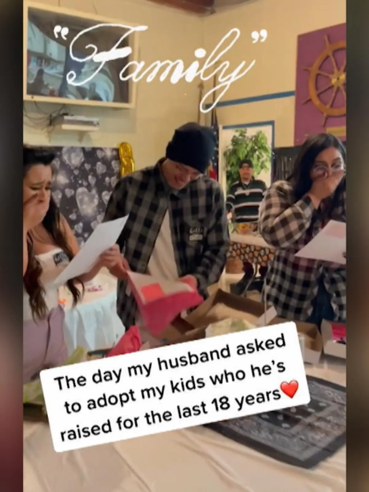 Bild zu: "Adoption! Mann überrascht Stiefkinder"