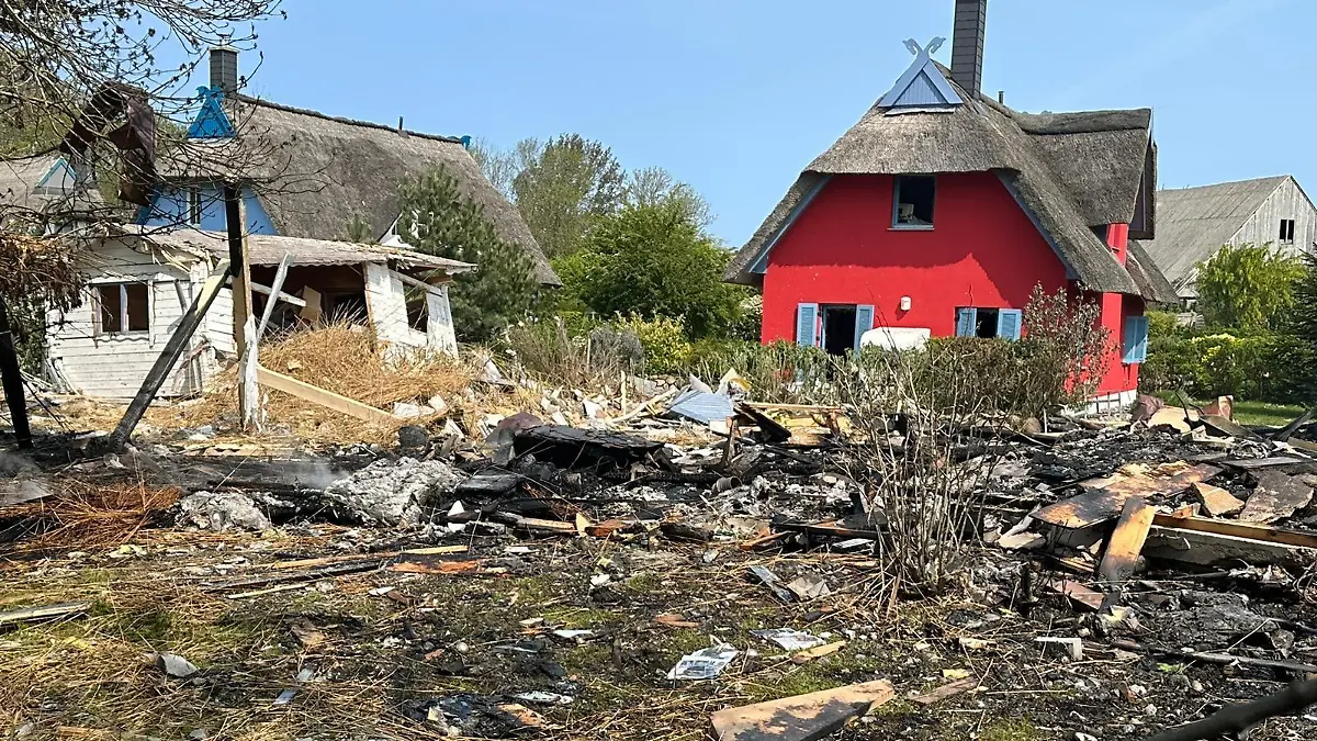 Eine Gas-Explosion entfachte ein Feuer-Inferno auf Rügen.