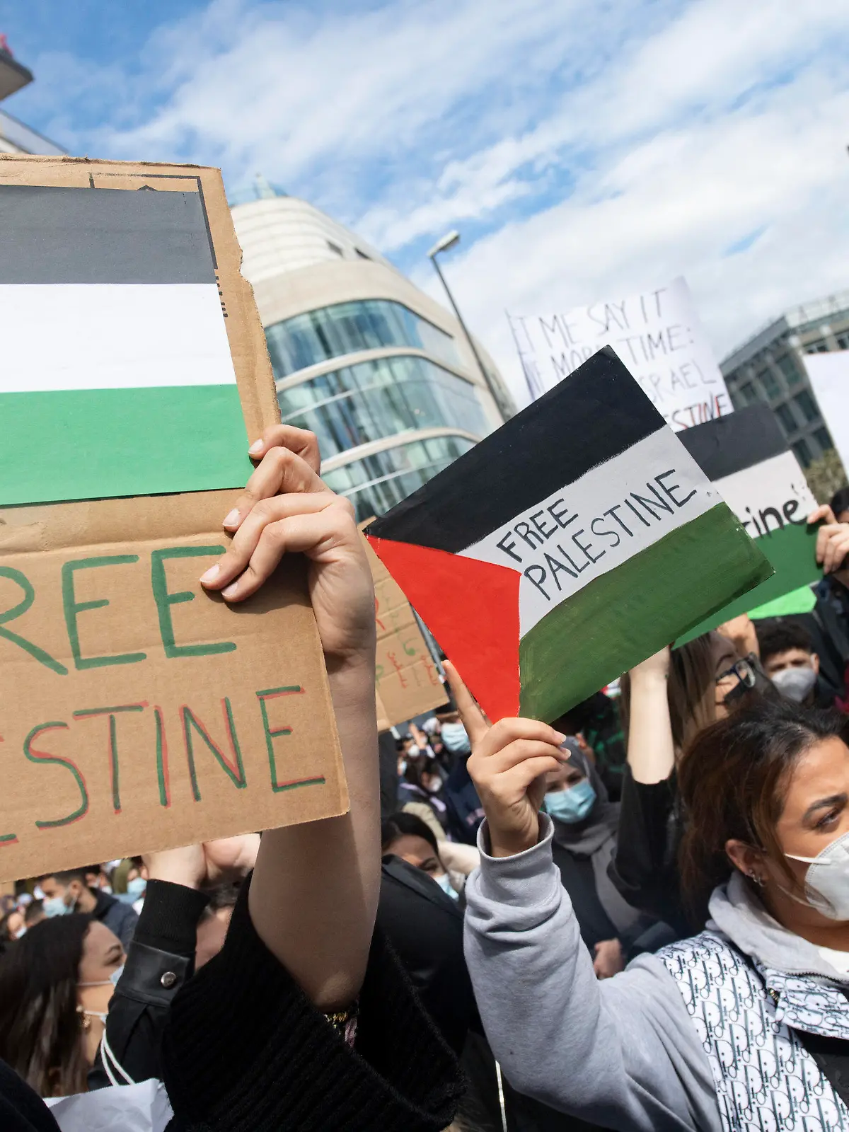 15.05.2021, Hessen, Frankfurt/Main: Mit Flaggen von Palästina in der Hand demonstrieren hunderte Menschen auf der Hauptwache in Frankfurt. Die Teilnehmer haben sich in der Innenstadt versammelt, die Polizei ist mit einem massiven Kräfteaufgebot vor Ort. Die Organisationen von "Free Palestine" wollen mit der Demonstration auf die aktuelle Lage im Nahen Osten aufmerksam machen. Foto: Boris Roessler/dpa +++ dpa-Bildfunk +++