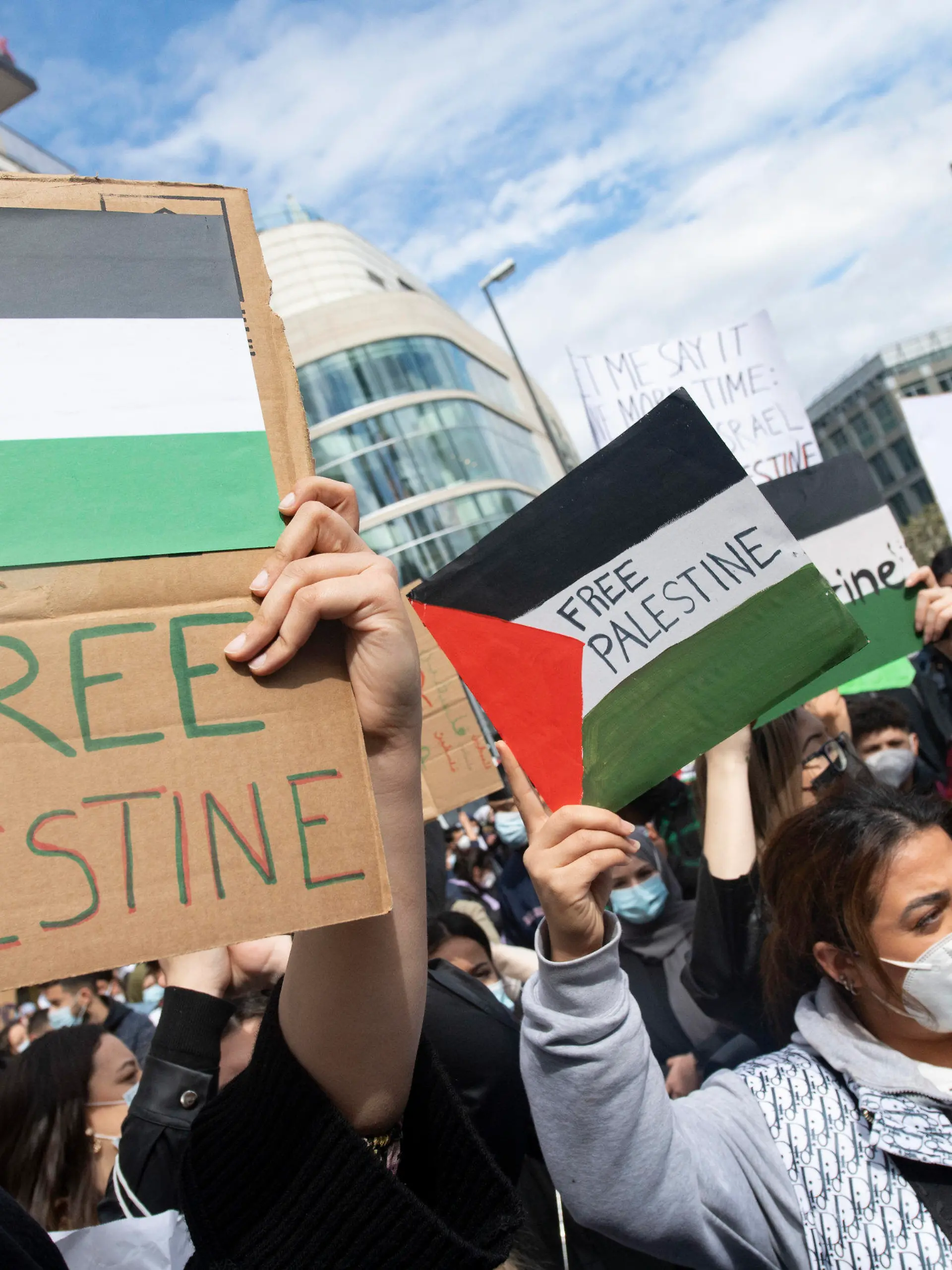 15.05.2021, Hessen, Frankfurt/Main: Mit Flaggen von Palästina in der Hand demonstrieren hunderte Menschen auf der Hauptwache in Frankfurt. Die Teilnehmer haben sich in der Innenstadt versammelt, die Polizei ist mit einem massiven Kräfteaufgebot vor Ort. Die Organisationen von "Free Palestine" wollen mit der Demonstration auf die aktuelle Lage im Nahen Osten aufmerksam machen. Foto: Boris Roessler/dpa +++ dpa-Bildfunk +++