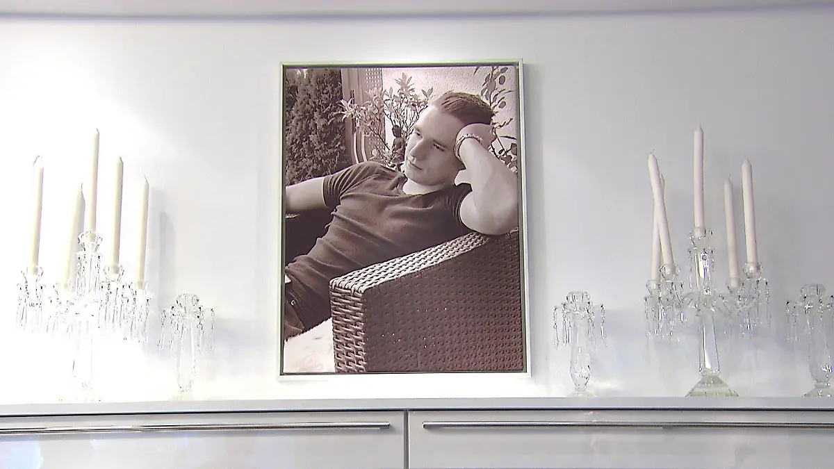 Zahlreiche Fotos im Haus erinnern Floris von Pallandts Eltern an ihren verstorben Sohn.