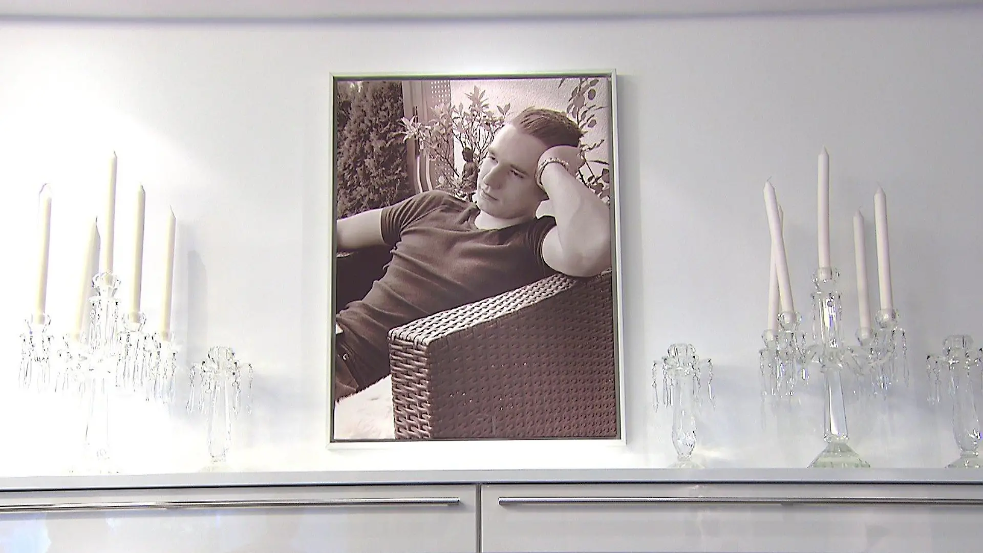 Zahlreiche Fotos im Haus erinnern Floris von Pallandts Eltern an ihren verstorben Sohn.