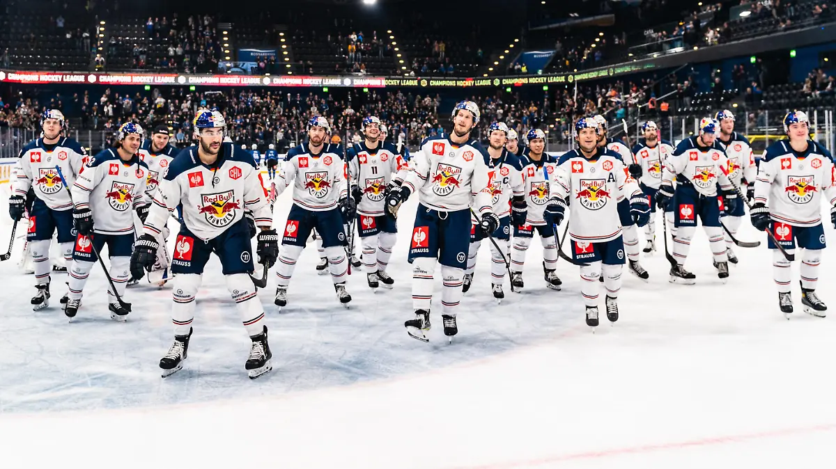 Sport Bilder des Tages 13.10.2021, Zug, Bossard Arena, CHL: EV Zug - Red Bull München, Red Bull München nach dem Sieg gegen Zug Zug Bossard Arena Zug Schweiz *** 13 10 2021, Zug, Bossard Arena, CHL EV Zug Red Bull Munich, Red Bull Munich after victory against Zug Zug Bossard Arena Zug Switzerland. PUBLICATIONxNOTxINxSUI Copyright: xJustPictures.ch/VedranxGalijasx