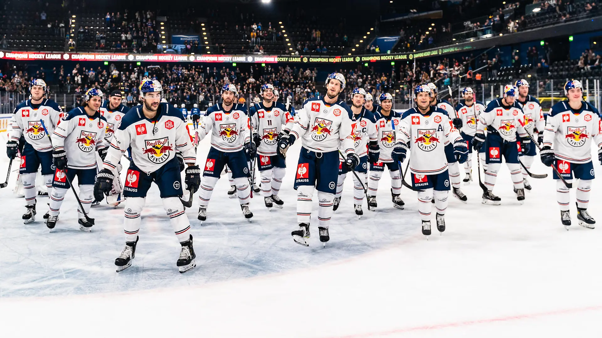 Sport Bilder des Tages 13.10.2021, Zug, Bossard Arena, CHL: EV Zug - Red Bull München, Red Bull München nach dem Sieg gegen Zug Zug Bossard Arena Zug Schweiz *** 13 10 2021, Zug, Bossard Arena, CHL EV Zug Red Bull Munich, Red Bull Munich after victory against Zug Zug Bossard Arena Zug Switzerland. PUBLICATIONxNOTxINxSUI Copyright: xJustPictures.ch/VedranxGalijasx
