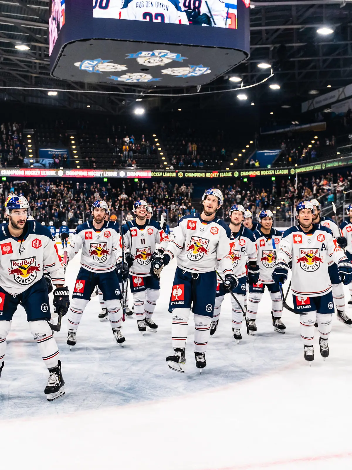  Sport Bilder des Tages 13.10.2021, Zug, Bossard Arena, CHL: EV Zug - Red Bull München, Red Bull München nach dem Sieg gegen Zug Zug Bossard Arena Zug Schweiz *** 13 10 2021, Zug, Bossard Arena, CHL EV Zug Red Bull Munich, Red Bull Munich after victory against Zug Zug Bossard Arena Zug Switzerland. PUBLICATIONxNOTxINxSUI Copyright: xJustPictures.ch/VedranxGalijasx