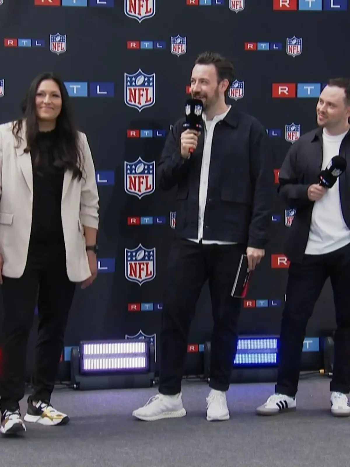 Beginnend mit der Saison 2023/24 sind RTL und NITRO die exklusiven Free-TV-Partner der NFL in Deutschland. Daneben wird eine Partie wöchentlich auf RTL+ zu sehen sein. NITRO zeigt zudem ab dem Spätsommer ebenfalls wöchentlich ein NFL Highlight-Magazin.
