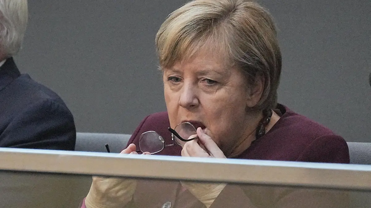 Bundeskanzlerin Angela Merkel (CDU) sitzt auf der Ehrentribüne im Bundestag und putzt ihre Brille bei der konstituierenden Sitzung des neuen Bundestags.