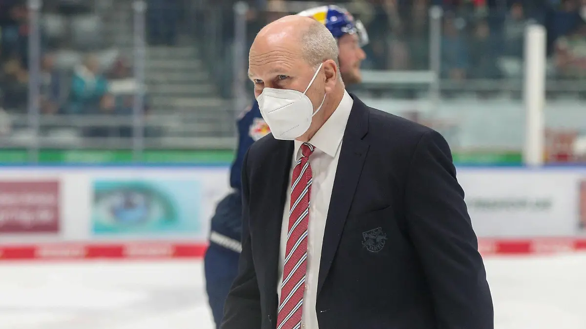 Chef-Trainer Don Jackson EHC Red Bull Muenchen, Augsburger Panther vs. EHC Red Bull Muenchen, Eishockey, DEL, 15.10.2021 Augsburg Bayern Deutschland *** Head coach Don Jackson EHC Red Bull Muenchen , Augsburger Panther vs EHC Red Bull Muenchen, Ice Hockey, DEL, 15 10 2021 Augsburg Bayern Germany Copyright: xkolbert-press/ChristianxKolbertx