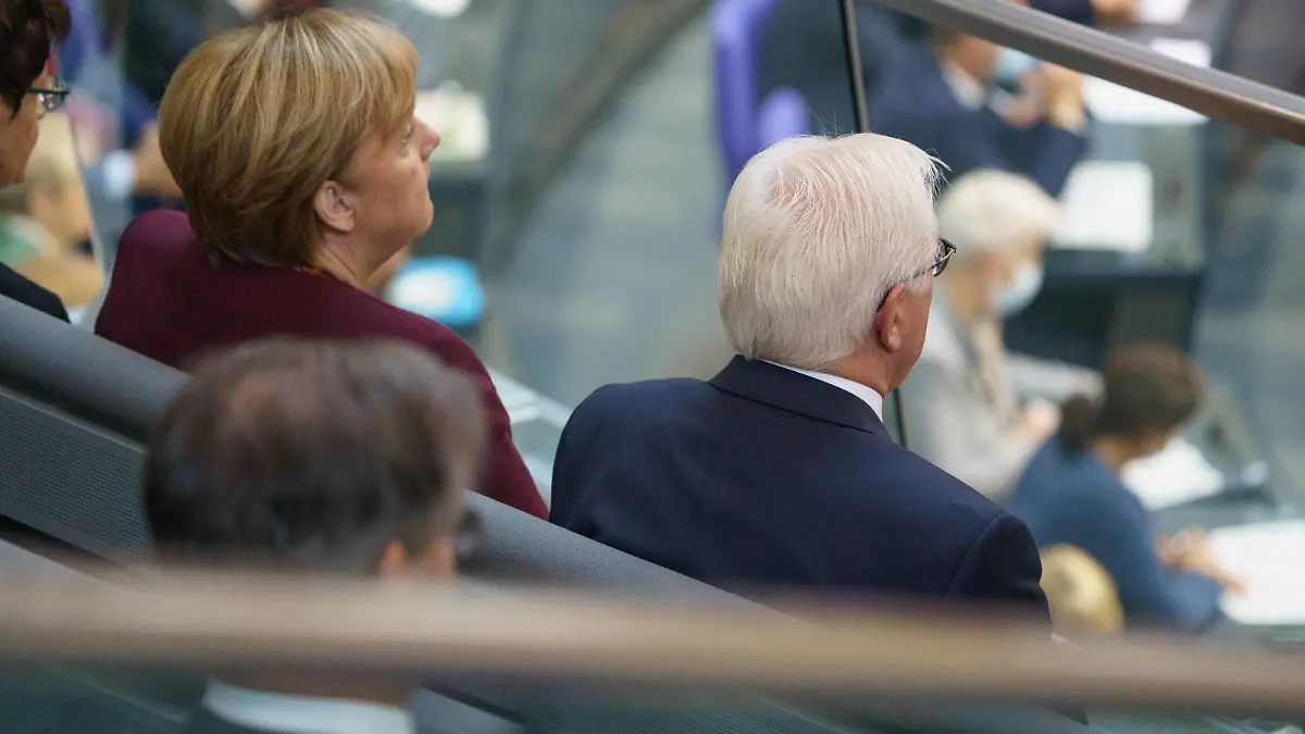  Plenarsitzung des Deutschen Bundestages - 20. Deutscher Bundestag in Berlin - Konstituierende Sitzung - Bundespräsident Frank-Walter Steinmeier und Bundeskanzlerin Angela Merkel verfolgen die konstituierende Sitzung von der Tribüne ausPlenarsitzung des Deutschen Bundestages - 20. Deutscher Bundestag in Berlin - Konstituierende Sitzung - Bundespräsident Frank-Walter Steinmeier und Bundeskanzlerin Angela Merkel verfolgen die konstituierende Sitzung von der Tribüne aus, Berlin Berlin Deutschland Bundestag *** Plenary Session of the German Bundestag 20 German Bundestag in Berlin Constituent Session Federal President Frank Walter Steinmeier and Federal Chancellor Angela Merkel watch the constituent session from the gallery Plenary Session o