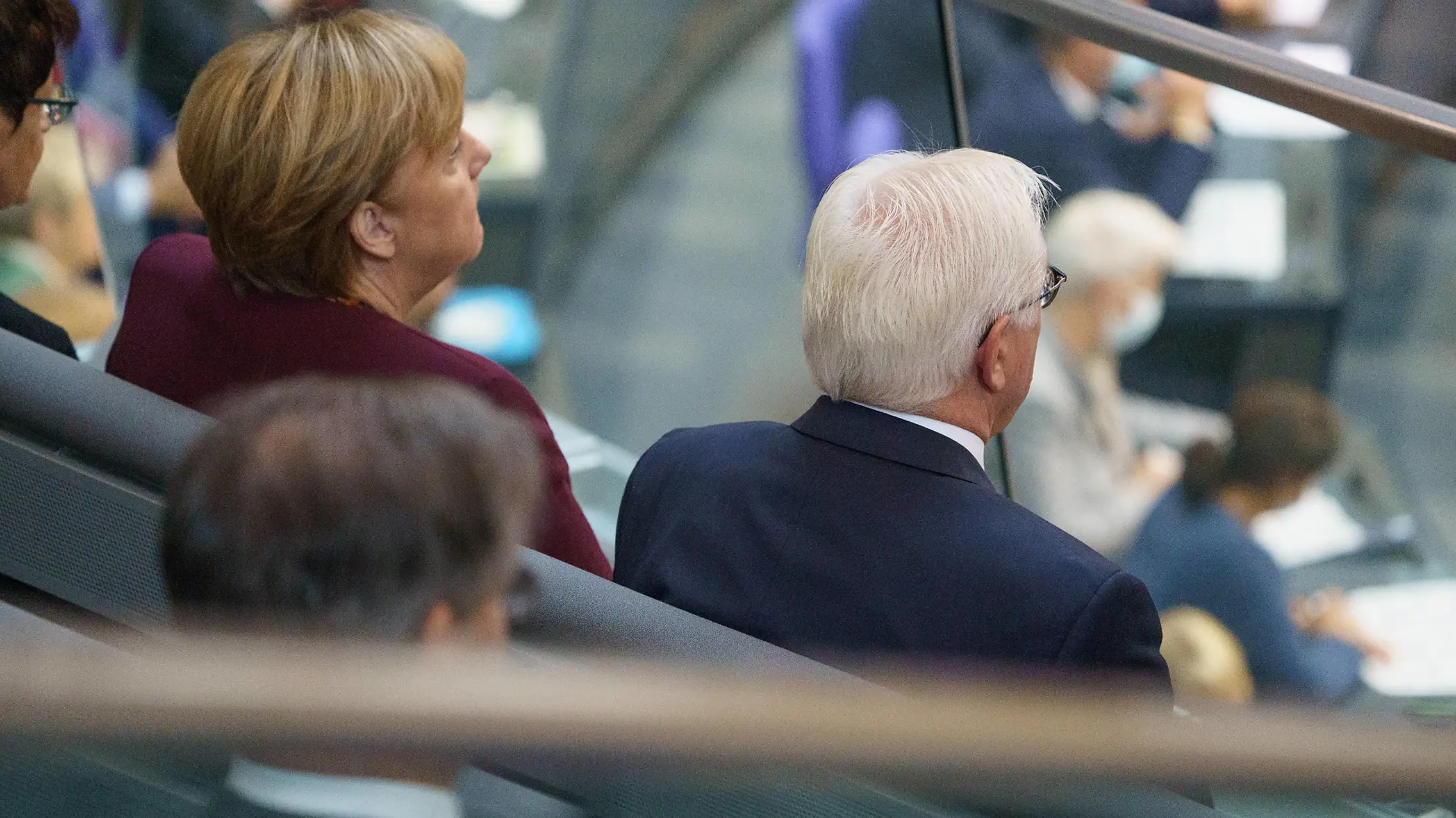 Plenarsitzung des Deutschen Bundestages - 20. Deutscher Bundestag in Berlin - Konstituierende Sitzung - Bundespräsident Frank-Walter Steinmeier und Bundeskanzlerin Angela Merkel verfolgen die konstituierende Sitzung von der Tribüne ausPlenarsitzung des Deutschen Bundestages - 20. Deutscher Bundestag in Berlin - Konstituierende Sitzung - Bundespräsident Frank-Walter Steinmeier und Bundeskanzlerin Angela Merkel verfolgen die konstituierende Sitzung von der Tribüne aus, Berlin Berlin Deutschland Bundestag *** Plenary Session of the German Bundestag 20 German Bundestag in Berlin Constituent Session Federal President Frank Walter Steinmeier and Federal Chancellor Angela Merkel watch the constituent session from the gallery Plenary Session o