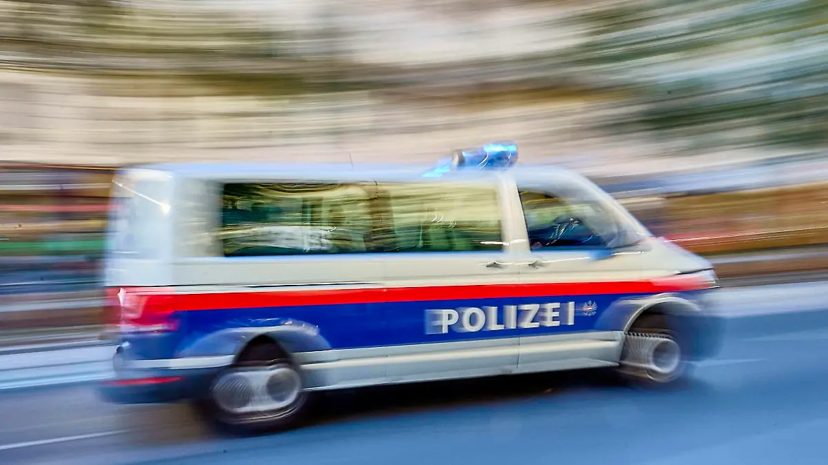  - Wien 16.10.2021 - Wien 16.10.2021 - Heute fanden in der Wiener Innenstadt und am Ring mehrere angemeldete und unangemeldete Demonstrationen statt. Die Polizei war mit einem Grossaufgebot im Einsatz auch um Demonstranten und Gegendemonstranten auf Distanz zu halten. PHOTO: Ein Einsatzfahrzeug der Polizei am Ring. Demonstrationen Wiener Innenstadt *** Vienna 16 10 2021 Vienna 16 10 2021 Today, several registered and unregistered demonstrations took place in Viennas city centre and on the Ring The police were deployed with a large contingent also to keep demonstrators and counter-demonstrators at a distance PHOTO An emergency vehicle of the police on the Ring Demonstrations Vienna city centre PUBLICATIONxNOTxINxAUT 