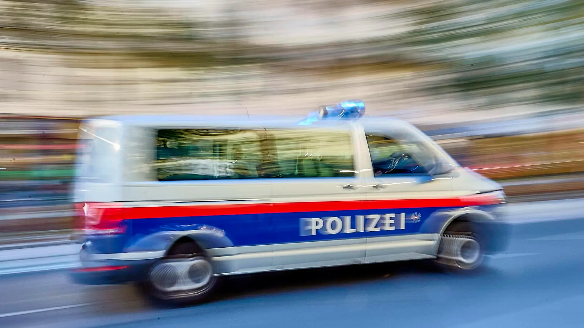 - Wien 16.10.2021 - Wien 16.10.2021 - Heute fanden in der Wiener Innenstadt und am Ring mehrere angemeldete und unangemeldete Demonstrationen statt. Die Polizei war mit einem Grossaufgebot im Einsatz auch um Demonstranten und Gegendemonstranten auf Distanz zu halten. PHOTO: Ein Einsatzfahrzeug der Polizei am Ring. Demonstrationen Wiener Innenstadt *** Vienna 16 10 2021 Vienna 16 10 2021 Today, several registered and unregistered demonstrations took place in Viennas city centre and on the Ring The police were deployed with a large contingent also to keep demonstrators and counter-demonstrators at a distance PHOTO An emergency vehicle of the police on the Ring Demonstrations Vienna city centre PUBLICATIONxNOTxINxAUT