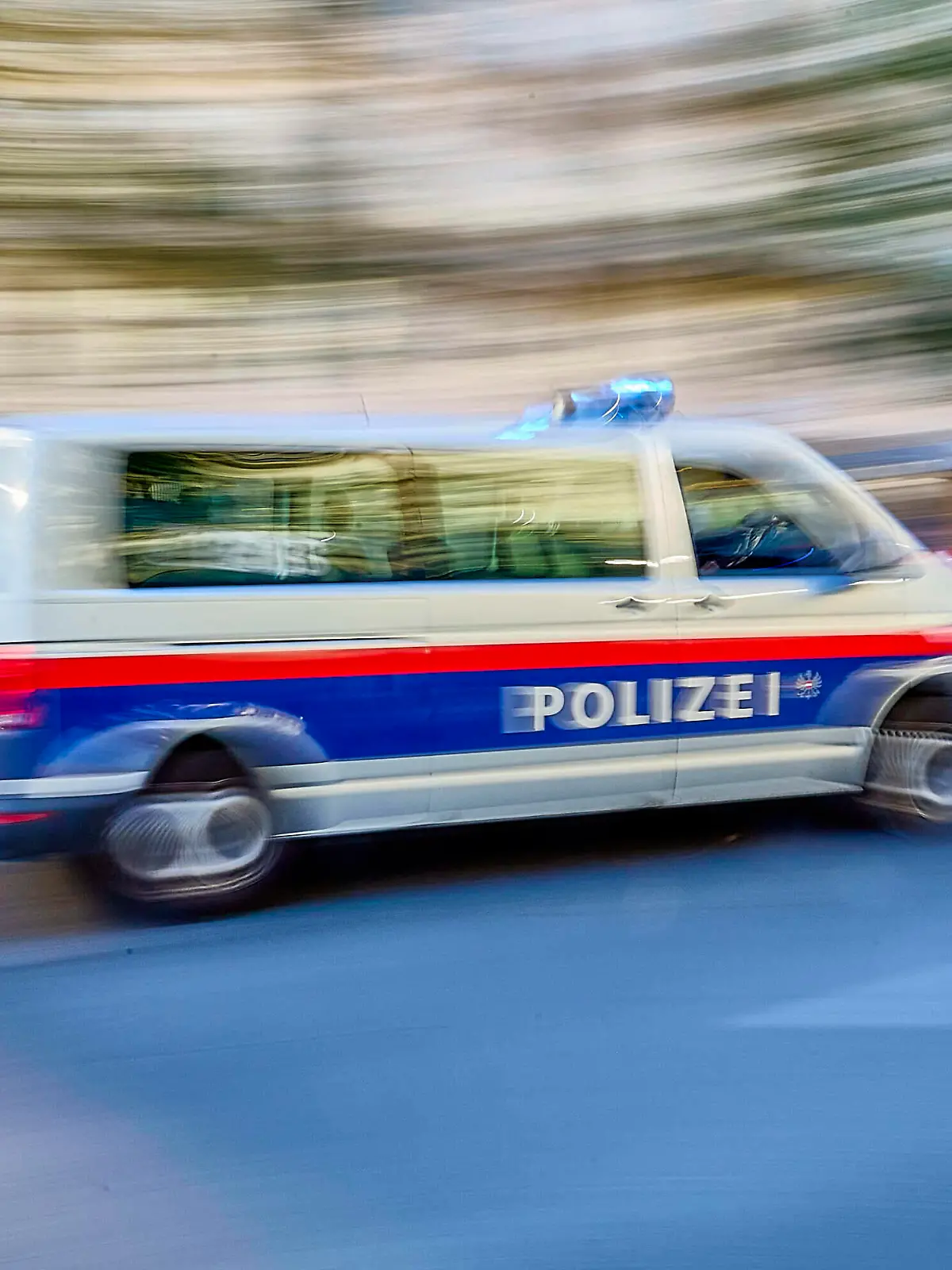  - Wien 16.10.2021 - Wien 16.10.2021 - Heute fanden in der Wiener Innenstadt und am Ring mehrere angemeldete und unangemeldete Demonstrationen statt. Die Polizei war mit einem Grossaufgebot im Einsatz auch um Demonstranten und Gegendemonstranten auf Distanz zu halten. PHOTO: Ein Einsatzfahrzeug der Polizei am Ring. Demonstrationen Wiener Innenstadt *** Vienna 16 10 2021 Vienna 16 10 2021 Today, several registered and unregistered demonstrations took place in Viennas city centre and on the Ring The police were deployed with a large contingent also to keep demonstrators and counter-demonstrators at a distance PHOTO An emergency vehicle of the police on the Ring Demonstrations Vienna city centre PUBLICATIONxNOTxINxAUT 