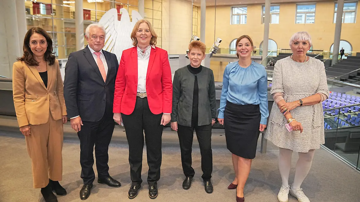 26.10.2021, Berlin: Die neue Präsidentin des Bundstages, Bärbel Bas (SPD, 3.v.l.), die bei der Abstimmung in der konstituierenden Sitzung des Parlaments am Dienstag gewählt wurde, steht mit ihren Vizes, der CDU-Abgeordneten Yvonne Magwas (2.v.r.), Claudia Roth (Bündnis 90/Die Grünen, r), Petra Pau (Die Linke, 3.v.r.), Wolfgang Kubicki (FDP) und Aydan  zoguz (SPD)zusammen für ein Foto. Foto: Michael Kappeler/dpa +++ dpa-Bildfunk +++