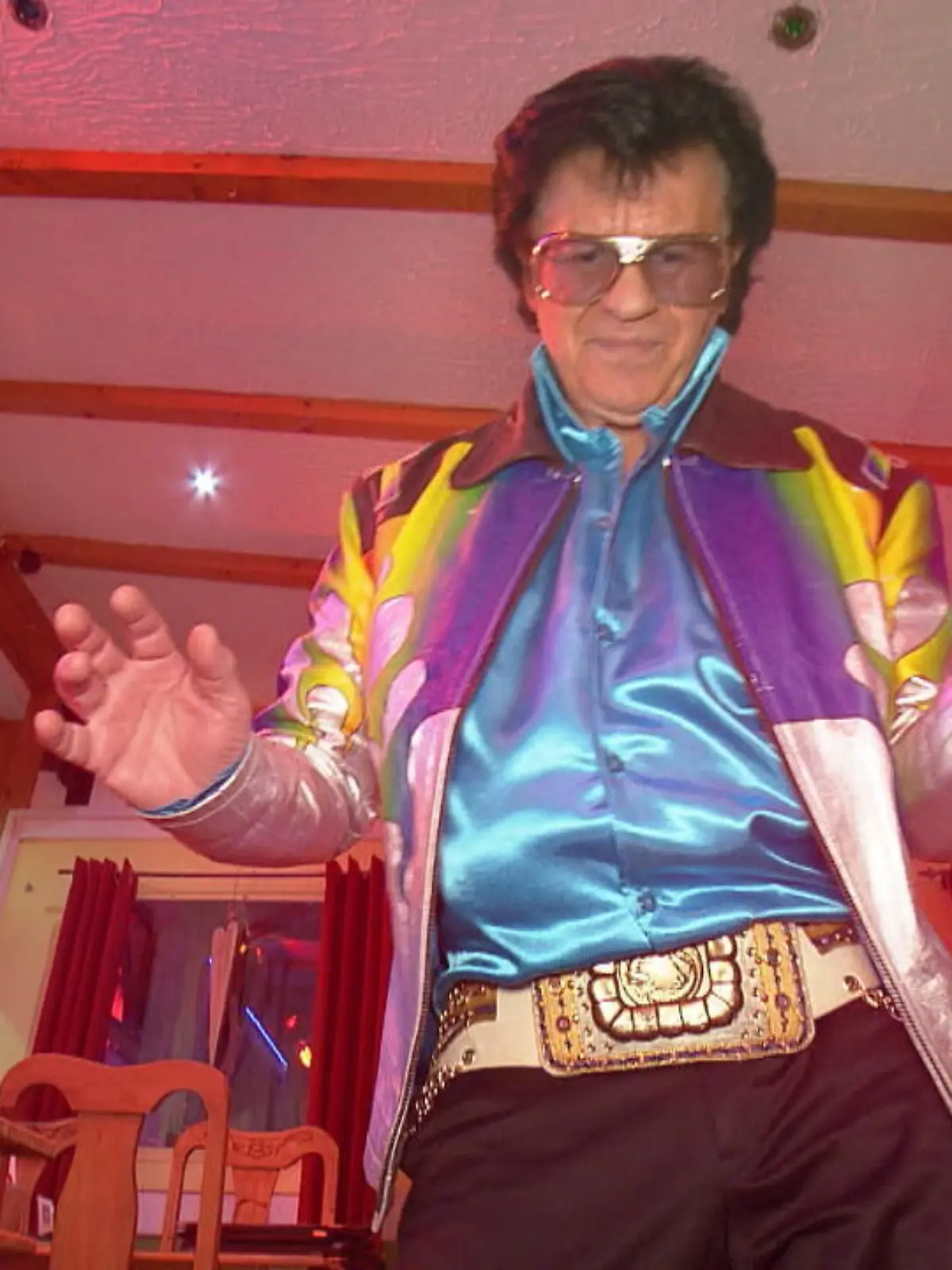 Bild zu: "Gastronom kellnert als Elvis"