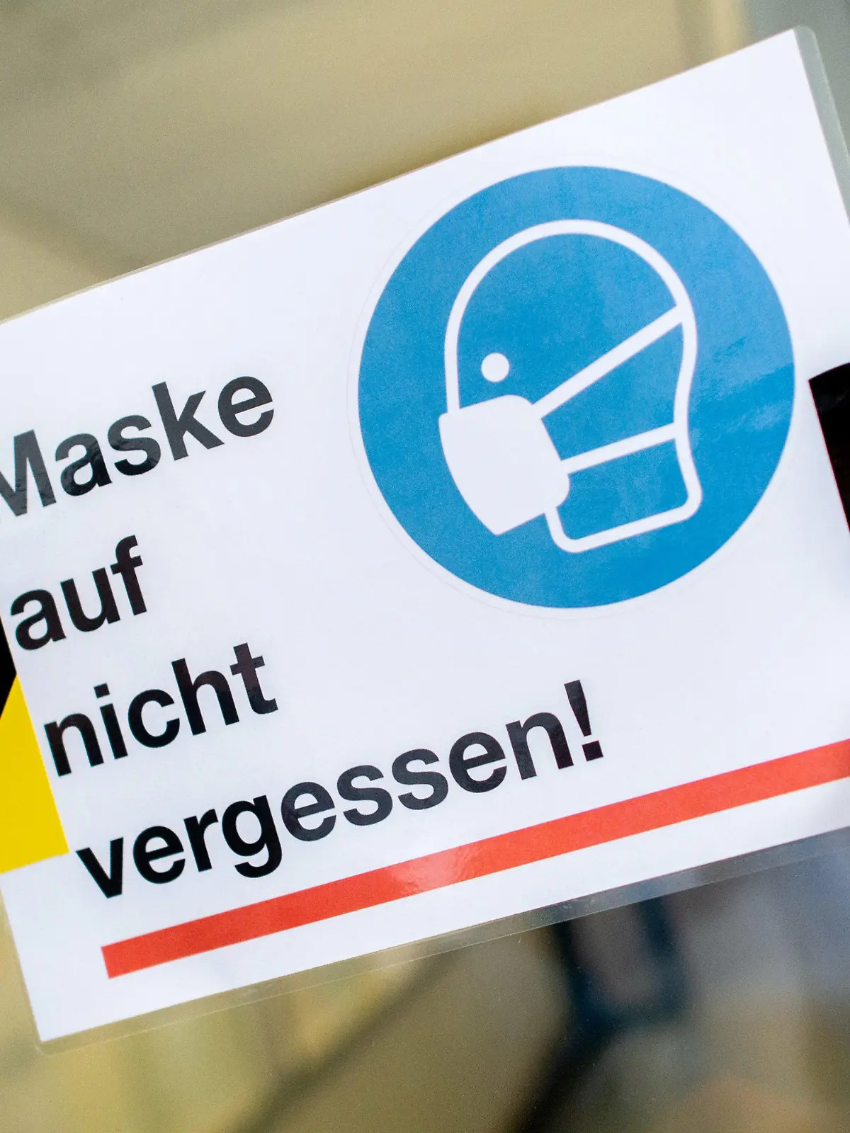 ARCHIV - 25.08.2020, Niedersachsen, Oldenburg: Der Hausmeister des Neuen Gymnasiums in Oldenburg klebt ein Schild mit der Aufschrift «Maske auf nicht vergessen!» an die Glasscheibe einer Zwischentür. (zu dpa: "Widerstand gegen Corona-Maßnahmen bringt Unruhe in Schulen") Foto: Hauke-Christian Dittrich/dpa +++ dpa-Bildfunk +++