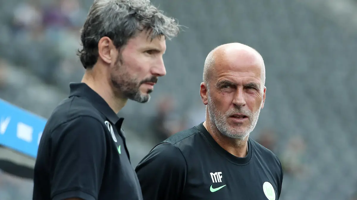  Trainer Mark van Bommel, Co Trainer Michael Frontzeck / / Fußball Fussball / DFL Bundesliga Herren / Saison 2021/2022 / 21.08.2021 / Hertha BSC Berlin vs. VfL Wolfsburg WOB / *** Coach Mark van Bommel, Co Coach Michael Frontzeck Sport Football Soccer DFL Bundesliga Men Season 2021 2022 21 08 2021 Hertha BSC Berlin vs VfL Wolfsburg WOB