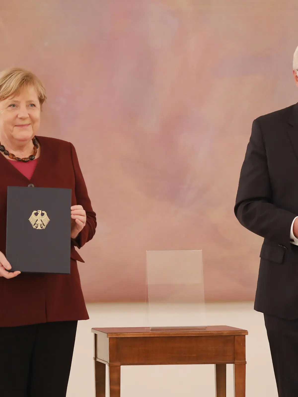  Bundeskanzlerin Angela Merkel, Bundespräsident Frank-Walter Steinmeier, Deutschland, Berlin, Schloss Bellevue, Entlassung der Bundeskanzlerin und der Mitglieder der Bundesregierung am Dienstag, 26. Oktober 2021 *** German Chancellor Angela Merkel, German President Frank Walter Steinmeier, Germany, Berlin, Bellevue Palace, Dismissal of the Chancellor and members of the German government on Tuesday, October 26, 2021.