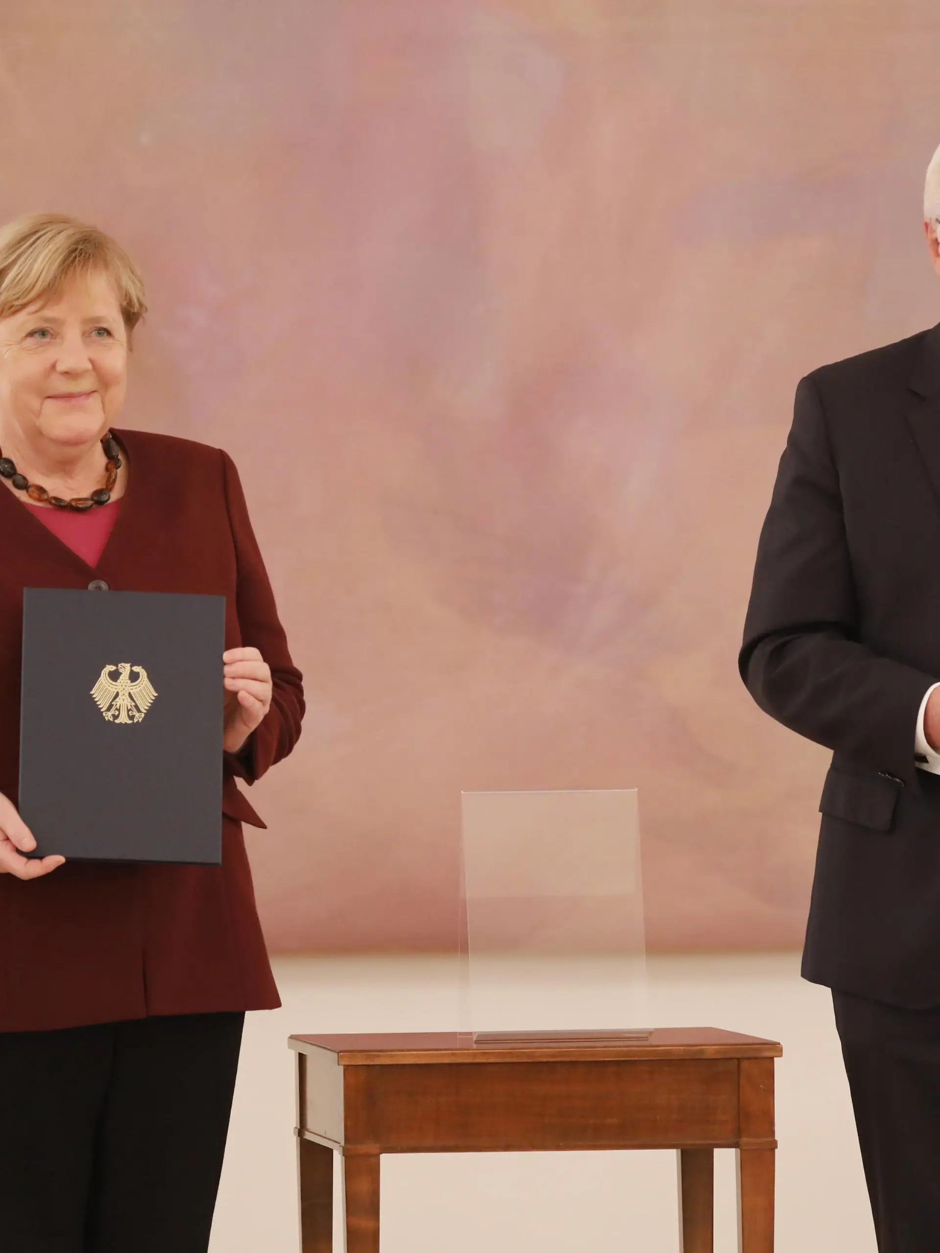  Bundeskanzlerin Angela Merkel, Bundespräsident Frank-Walter Steinmeier, Deutschland, Berlin, Schloss Bellevue, Entlassung der Bundeskanzlerin und der Mitglieder der Bundesregierung am Dienstag, 26. Oktober 2021 *** German Chancellor Angela Merkel, German President Frank Walter Steinmeier, Germany, Berlin, Bellevue Palace, Dismissal of the Chancellor and members of the German government on Tuesday, October 26, 2021.