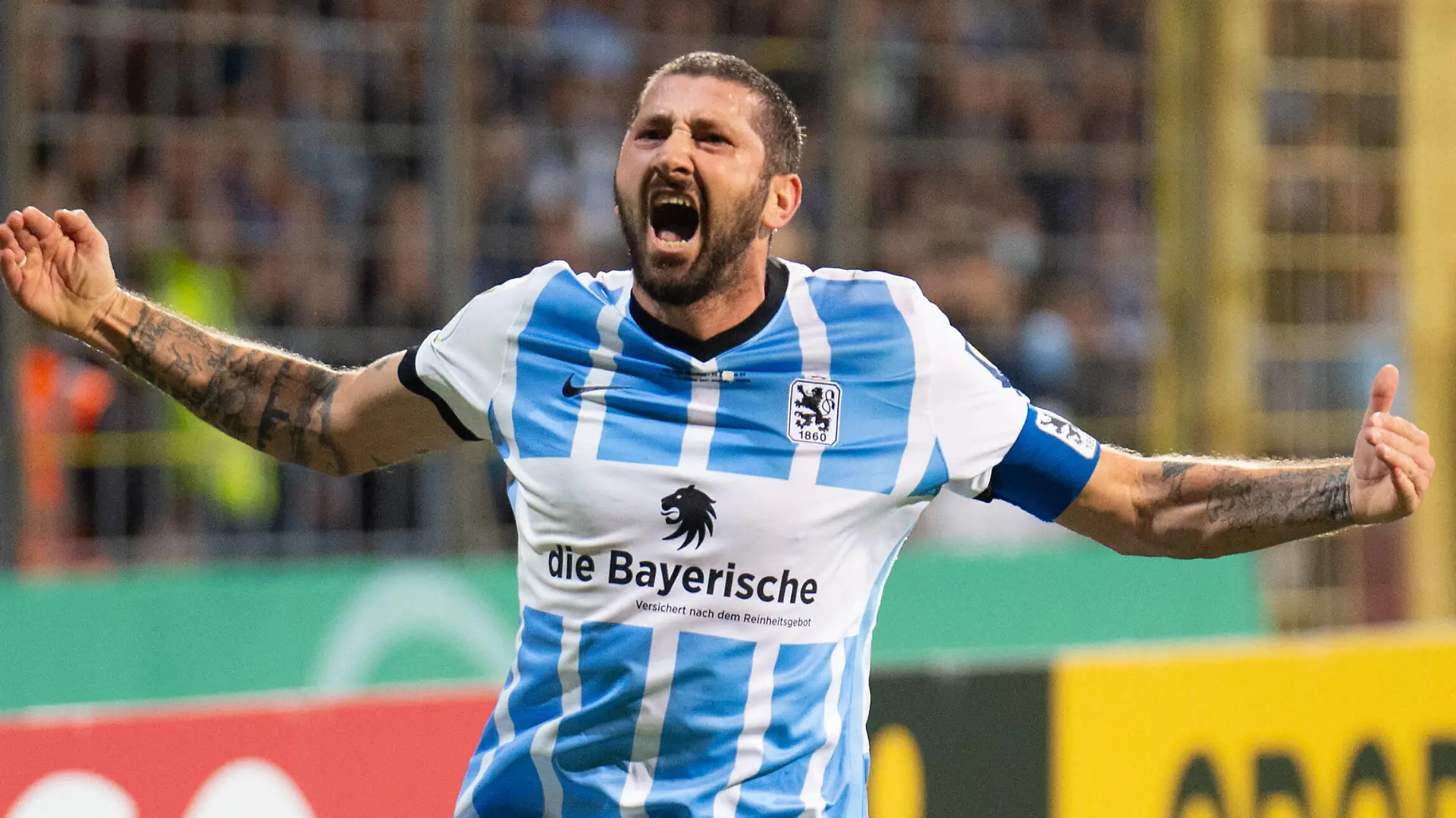 Sascha Mölders 9 TSV 1860 München beim DFB Pokalspiel TSV 1860 München- FC Schalke 04 am 26.10.2021. *** Sascha Mölders 9 TSV 1860 Munich during the DFB Cup match TSV 1860 Munich FC Schalke 04 on 26 10 2021