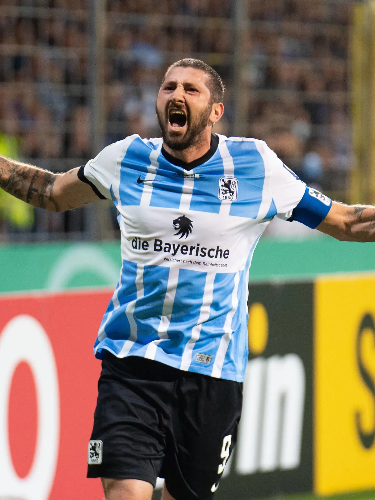  Sascha Mölders 9 TSV 1860 München beim DFB Pokalspiel TSV 1860 München- FC Schalke 04 am 26.10.2021. *** Sascha Mölders 9 TSV 1860 Munich during the DFB Cup match TSV 1860 Munich FC Schalke 04 on 26 10 2021