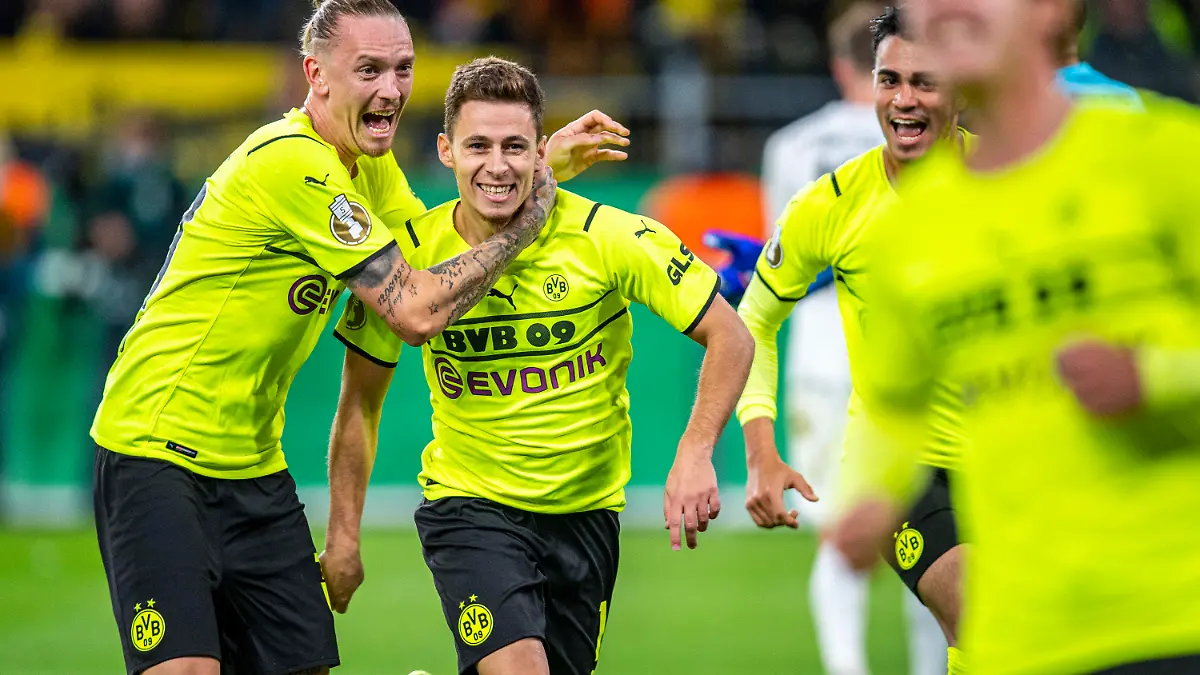 26.10.2021, Nordrhein-Westfalen, Dortmund: Fußball: DFB-Pokal, Borussia Dortmund - FC Ingolstadt 04, 2. Runde, Signal Iduna Park: Dortmunds Marius Wolf (l) und Thorgan Hazard (2.v.l.) jubeln nach dem Tor zum 1:0 durch Hazard. Foto: David Inderlied/dpa - WICHTIGER HINWEIS: Gemäß den Vorgaben der DFL Deutsche Fußball Liga bzw. des DFB Deutscher Fußball-Bund ist es untersagt, in dem Stadion und/oder vom Spiel angefertigte Fotoaufnahmen in Form von Sequenzbildern und/oder videoähnlichen Fotostrecken zu verwerten bzw. verwerten zu lassen. +++ dpa-Bildfunk +++