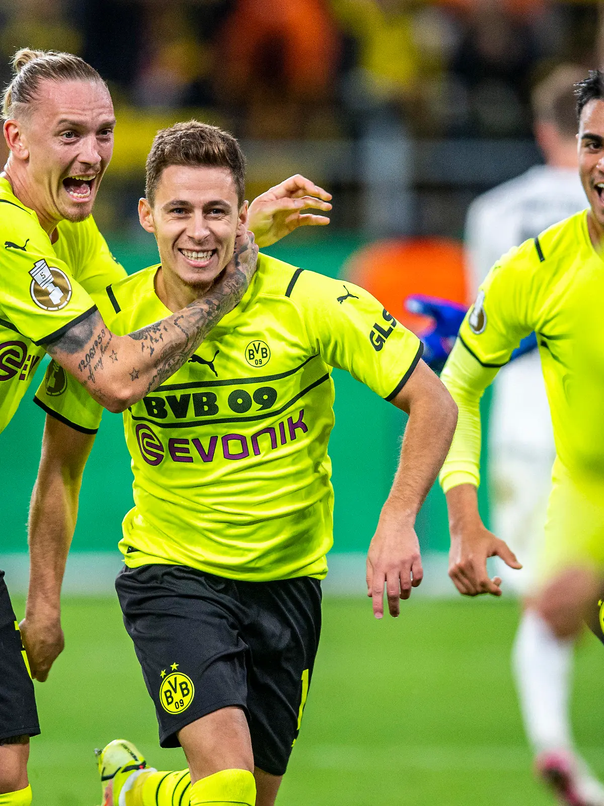 26.10.2021, Nordrhein-Westfalen, Dortmund: Fußball: DFB-Pokal, Borussia Dortmund - FC Ingolstadt 04, 2. Runde, Signal Iduna Park: Dortmunds Marius Wolf (l) und Thorgan Hazard (2.v.l.) jubeln nach dem Tor zum 1:0 durch Hazard. Foto: David Inderlied/dpa - WICHTIGER HINWEIS: Gemäß den Vorgaben der DFL Deutsche Fußball Liga bzw. des DFB Deutscher Fußball-Bund ist es untersagt, in dem Stadion und/oder vom Spiel angefertigte Fotoaufnahmen in Form von Sequenzbildern und/oder videoähnlichen Fotostrecken zu verwerten bzw. verwerten zu lassen. +++ dpa-Bildfunk +++