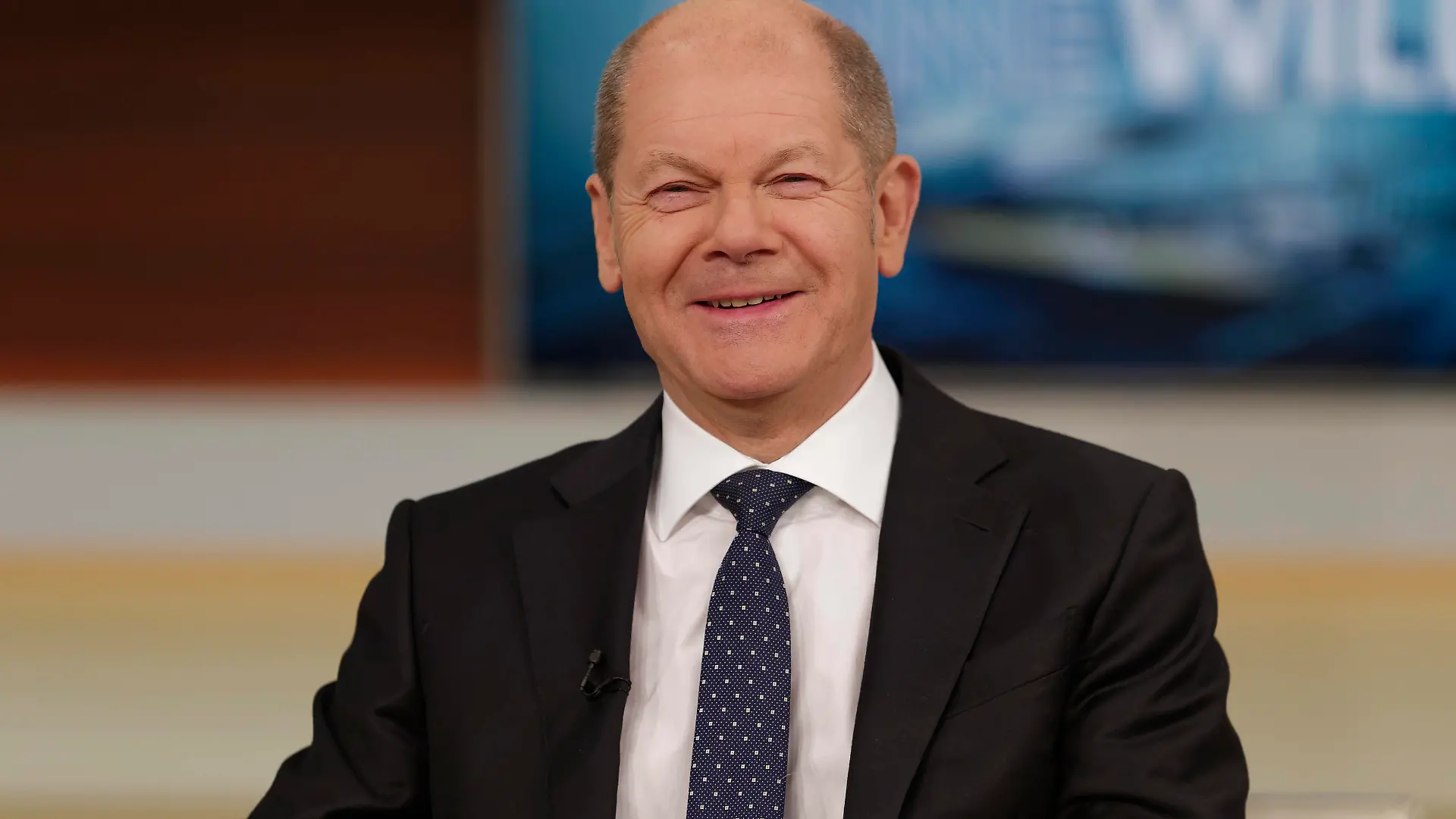 Olaf Scholz bei Anne Will 2021-10-24, Deutschland, Berlin - Olaf Scholz SPD, Bundesfinanzminister und Vizekanzler, zu Gast bei Anne Will im Ersten. Thema des ARD-Politiktalks: Die Ampel im Aufbruch - ist Rot-Grün-Gelb finanzierbar *** Olaf Scholz at Anne Will 2021 10 24, Germany, Berlin Olaf Scholz SPD , Federal Minister of Finance and Vice Chancellor, as a guest at Anne Will in the First Topic of the ARD Politiktalk The traffic light in the departure is red green yellow financeable