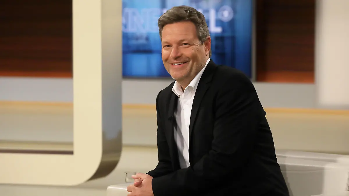 Dr. Robert Habeck Bundesvorsitzender der Partei BÜNDNIS 90/DIE GRÜNEN in der ARD-Talkshow ANNE WILL am 24.10.2021 in Berlin. Thema der Sendung: Die Ampel im Aufbruch ist Rot-Grün-Gelb finanzierbar *** Dr Robert Habeck Federal Chairman of the party BÜNDNIS 90 DIE GRÜNEN in the ARD talk show ANNE WILL on 24 10 2021 in Berlin Topic of the broadcast The traffic light in the departure is red green yellow financeable