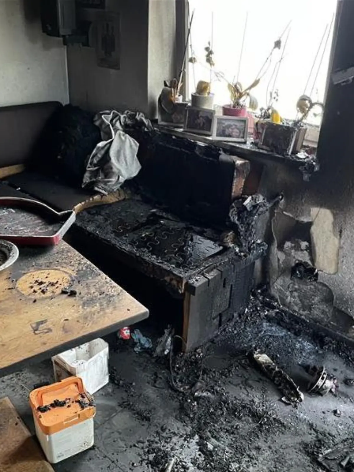 Dieses Zimmer im Erdgeschoss des Einfamilienhauses stand durch die Explosion eines E-Bike-Akkus vollständig in Flammen.