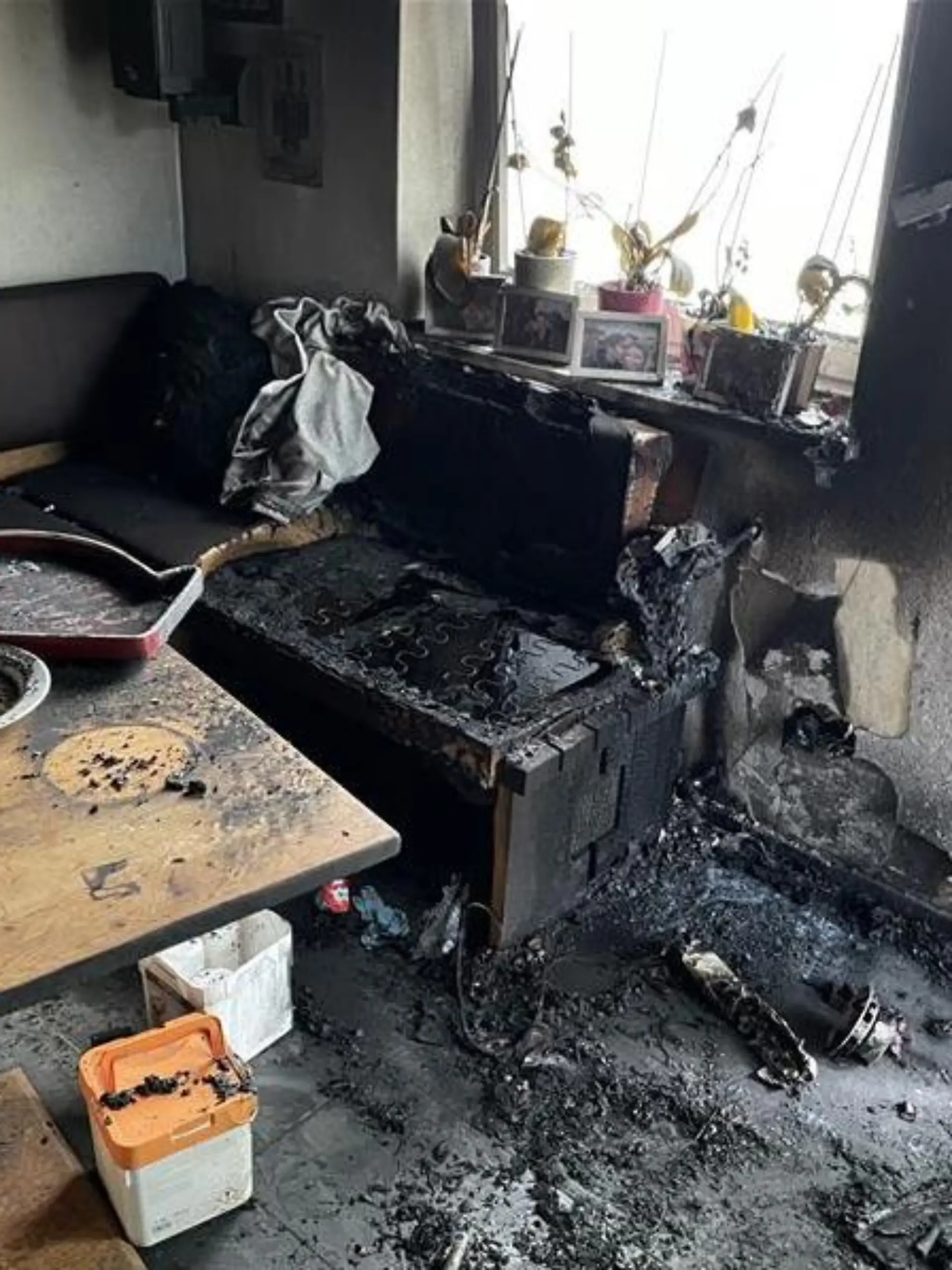 Dieses Zimmer im Erdgeschoss des Einfamilienhauses stand durch die Explosion eines E-Bike-Akkus vollständig in Flammen.