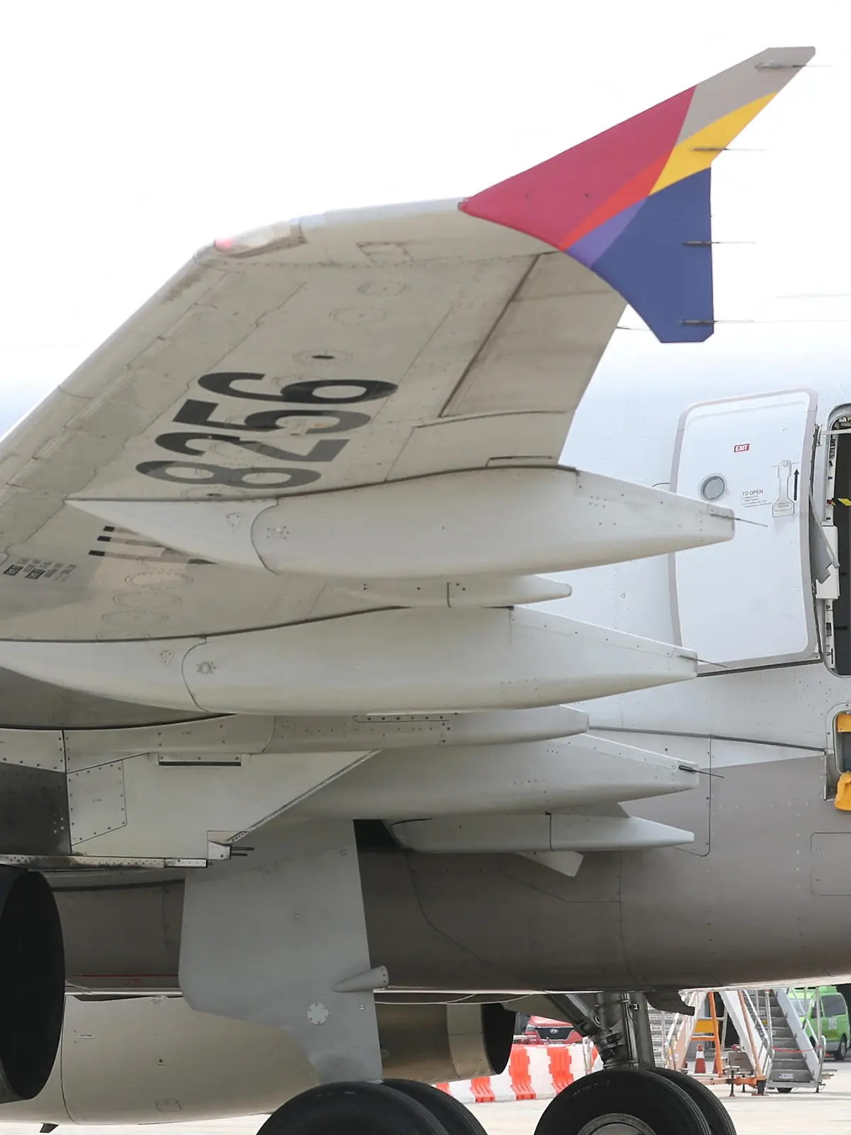 Asiana Airlines' Airbus A321 plane, of which a passenger opened a door on a flight shortly before the aircraft landed, is pictured at an airport in Daegu, South Korea May 26, 2023.  Yonhap via REUTERS ATTENTION EDITORS - THIS IMAGE HAS BEEN SUPPLIED BY A THIRD PARTY. SOUTH KOREA OUT. NO RESALES. NO ARCHIVES.
