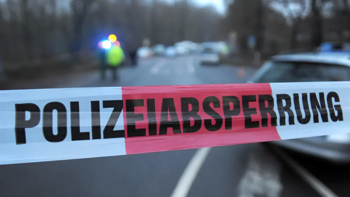 ARCHIV - Ein Absperrband der Polizei, aufgenommen am 19.12.2012 in Angermund (Nordrhein-Westfalen) am Tatort einer Schießerei. Am 4. November startet das 8. Hamburger Krimifestival auf Kampnagel. Foto: Daniel Naupold/dpa (zu dpa «Krimigrößen aus dem In- und Ausland beim Hamburger Krimifestival» vom 27.10.2014) +++(c) dpa - Bildfunk+++