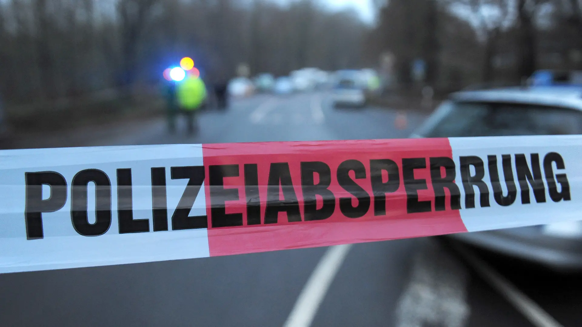 ARCHIV - Ein Absperrband der Polizei, aufgenommen am 19.12.2012 in Angermund (Nordrhein-Westfalen) am Tatort einer Schießerei. Am 4. November startet das 8. Hamburger Krimifestival auf Kampnagel. Foto: Daniel Naupold/dpa (zu dpa «Krimigrößen aus dem In- und Ausland beim Hamburger Krimifestival» vom 27.10.2014) +++(c) dpa - Bildfunk+++