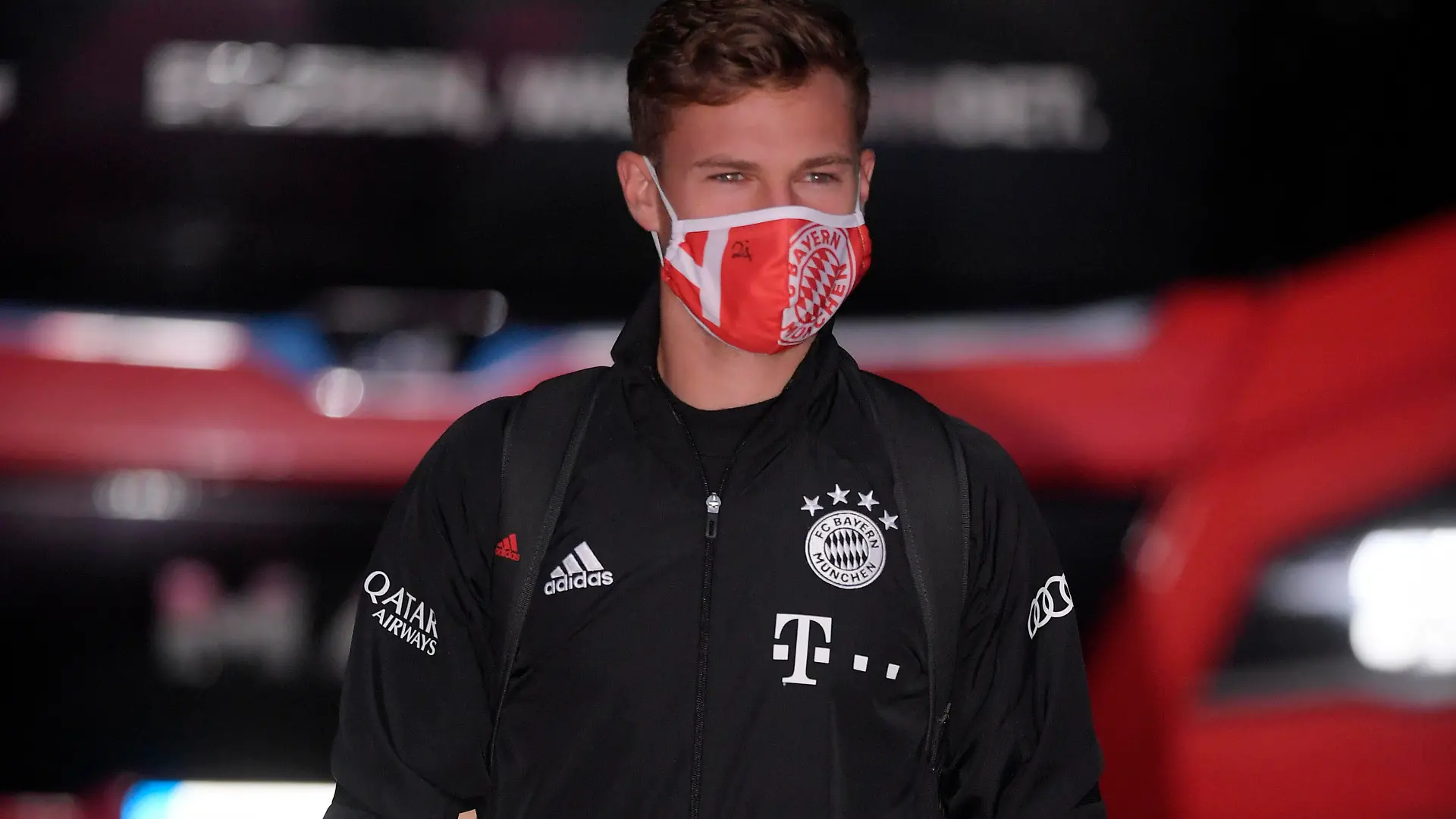  13.06.2020, FC Bayern Muenchen - Borussia Moenchengladbach 13.06.2020, Fussball 1. Bundesliga 2019/2020, 32. Spieltag, FC Bayern Muenchen - Borussia Moenchengladbach, in der Allianz-Arena Muenchen, Joshua Kimmich FC Bayern München kommt mit Maske ins Stadion. Foto: Bernd Feil/M.i.S./Pool Nur für journalistische Zwecke Only for editorial use Gemäß den Vorgaben der DFL Deutsche Fußball Liga ist es untersagt, in dem Stadion und/oder vom Spiel angefertigte Fotoaufnahmen in Form von Sequenzbildern und/oder videoähnlichen Fotostrecken zu verwerten bzw. verwerten zu lassen. DFL regulations prohibit any use of photographs as image sequences and/or quasi-video. National and international NewsAgencies OUT. Muenchen Bayern Deutschland *** 13 06 2020, FC Bayern Muenchen Borussia Moenchengladbach 13 06 2020, Soccer 1 Bundesliga 2019 2020, 32 matchday, FC Bayern Muenchen Borussia Moenchengladbach, in the Allianz Arena Munich, Joshua Kimmich FC Bayern Munich comes to the stadium with a mask on, to use or have used photographs taken in the stadium and/or of the match in the form of sequence images and/or video-like photo sequences DFL regulations prohibit any use of photographs as image sequences and or quasi video National and international NewsAgencies OUT Munich Bavaria Germany Poolfoto ,EDITORIAL USE ONLY