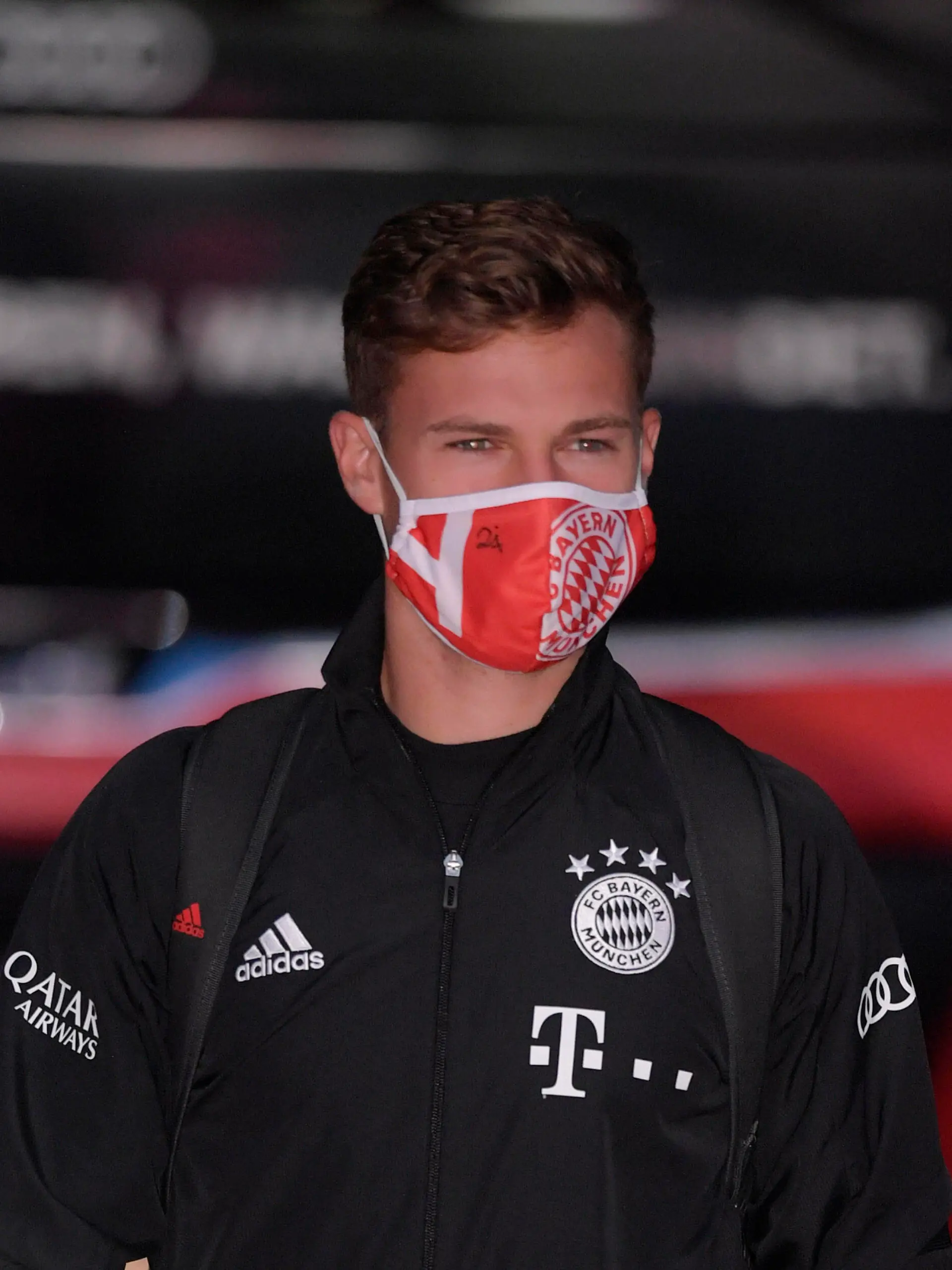  13.06.2020, FC Bayern Muenchen - Borussia Moenchengladbach 13.06.2020, Fussball 1. Bundesliga 2019/2020, 32. Spieltag, FC Bayern Muenchen - Borussia Moenchengladbach, in der Allianz-Arena Muenchen, Joshua Kimmich FC Bayern München kommt mit Maske ins Stadion. Foto: Bernd Feil/M.i.S./Pool Nur für journalistische Zwecke Only for editorial use Gemäß den Vorgaben der DFL Deutsche Fußball Liga ist es untersagt, in dem Stadion und/oder vom Spiel angefertigte Fotoaufnahmen in Form von Sequenzbildern und/oder videoähnlichen Fotostrecken zu verwerten bzw. verwerten zu lassen. DFL regulations prohibit any use of photographs as image sequences and/or quasi-video. National and international NewsAgencies OUT. Muenchen Bayern Deutschland *** 13 06 2020, FC Bayern Muenchen Borussia Moenchengladbach 13 06 2020, Soccer 1 Bundesliga 2019 2020, 32 matchday, FC Bayern Muenchen Borussia Moenchengladbach, in the Allianz Arena Munich, Joshua Kimmich FC Bayern Munich comes to the stadium with a mask on, to use or have used photographs taken in the stadium and/or of the match in the form of sequence images and/or video-like photo sequences DFL regulations prohibit any use of photographs as image sequences and or quasi video National and international NewsAgencies OUT Munich Bavaria Germany Poolfoto ,EDITORIAL USE ONLY