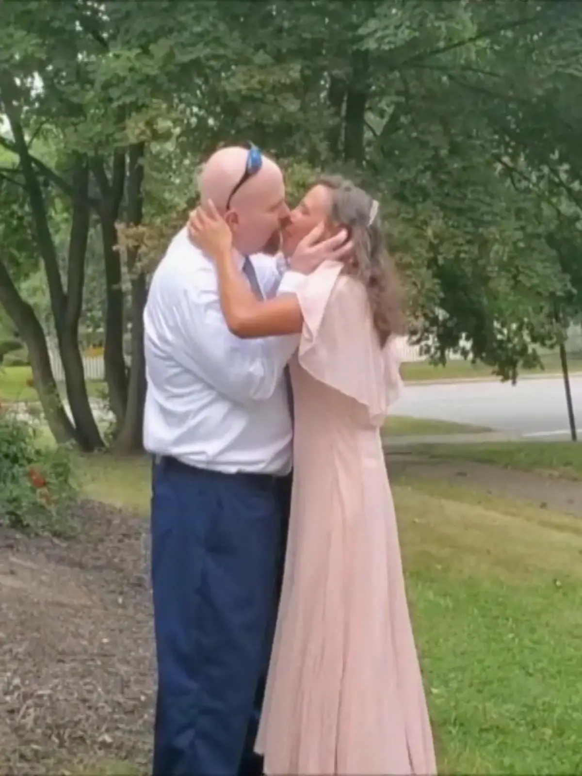 Anfang August hat Crystal Tiedjen (geb. Straus) aus Ohio den verurteilten Mörder ihres Bruders geheiratet. Eine Ehe, die bei vielen Menschen auf Unverständnis stößt. RTL hat das Paar in Cleveland besucht und mit Crystal und John darüber gesprochen, was hinter dieser ungewöhnlichen Liebe steckt – und weshalb die 45-Jährige von der Unschuld ihres Ehemannes überzeugt ist.