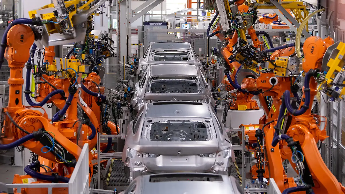 22.10.2021, Bayern, München: Roboter arbeiten an der Karosserie von verschiedenen BMW-Modellen im Stammwerk. Drei Monate nach dem Elektro-SUV BMW iX hat der Autobauer jetzt auch die Serienproduktion des vollelektrischen BMW i4 gestartet. Im Stammwerk München lief am Freitag das erste Fahrzeug vom Band. Foto: Sven Hoppe/dpa +++ dpa-Bildfunk +++