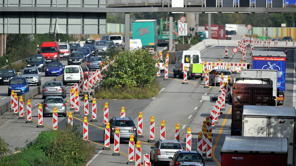 ARCHIV - Autos stehen am 13.10.2011 in einer Baustelle auf der Autobahn 40 bei Bochum im Stau. Rund 30 Autobahnbaustellen strapazieren zur Zeit die Nerven der Autofahrer in NRW. Bernd Löchter, Sprecher bei Straßen.NRW appelliert an das Verständnis der Autofahrer. Im Interview mit der Nachrichtenagentur dpa spricht er über Baustellenkoordination, die in Zeiten von immer stärker befahrenen Bahnen zur echten Herausforderung geworden ist. Foto: Marius Becker dpa/lnw (zu dpa-Interview: Straßen.NRW: «Baustellenkoordination ist zur echten Kunst geworden» vom 21.10.2013) +++(c) dpa - Bildfunk+++