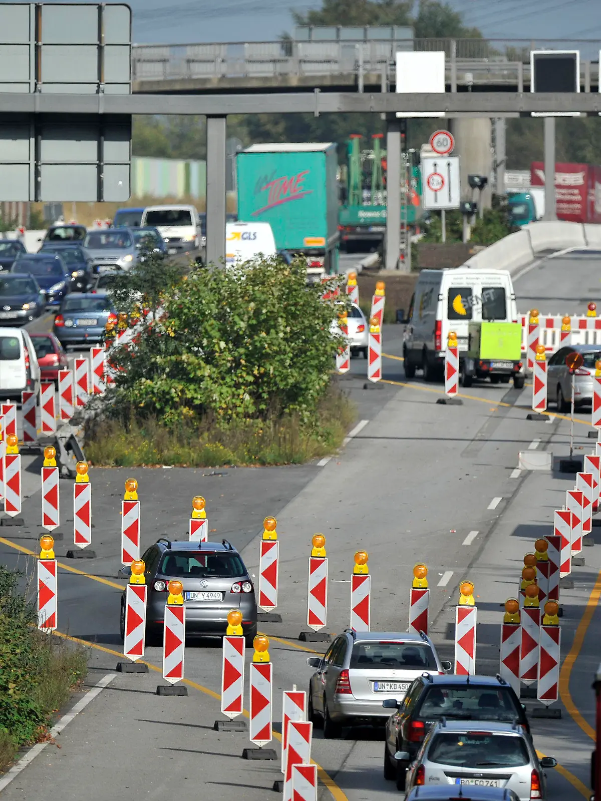 ARCHIV - Autos stehen am 13.10.2011 in einer Baustelle auf der Autobahn 40 bei Bochum im Stau. Rund 30 Autobahnbaustellen strapazieren zur Zeit die Nerven der Autofahrer in NRW. Bernd Löchter, Sprecher bei Straßen.NRW appelliert an das Verständnis der Autofahrer. Im Interview mit der Nachrichtenagentur dpa spricht er über Baustellenkoordination, die in Zeiten von immer stärker befahrenen Bahnen zur echten Herausforderung geworden ist. Foto: Marius Becker dpa/lnw (zu dpa-Interview: Straßen.NRW: «Baustellenkoordination ist zur echten Kunst geworden» vom 21.10.2013) +++(c) dpa - Bildfunk+++