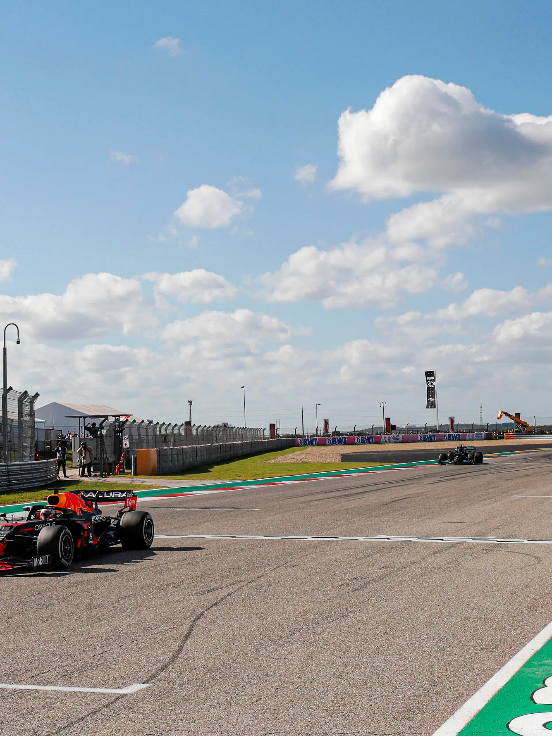  Formula 1 2021: United States GP CIRCUIT OF THE AMERICAS, UNITED STATES OF AMERICA - OCTOBER 24: Max Verstappen, Red Bull Racing RB16B, 1st position, takes the chequered flag during the United States GP at Circuit of the Americas on Sunday October 24, 2021 in Austin, United States of America. Photo by Glenn Dunbar / LAT Images Images PUBLICATIONxINxGERxSUIxAUTxHUNxONLY GP2117_193735_69I0453
