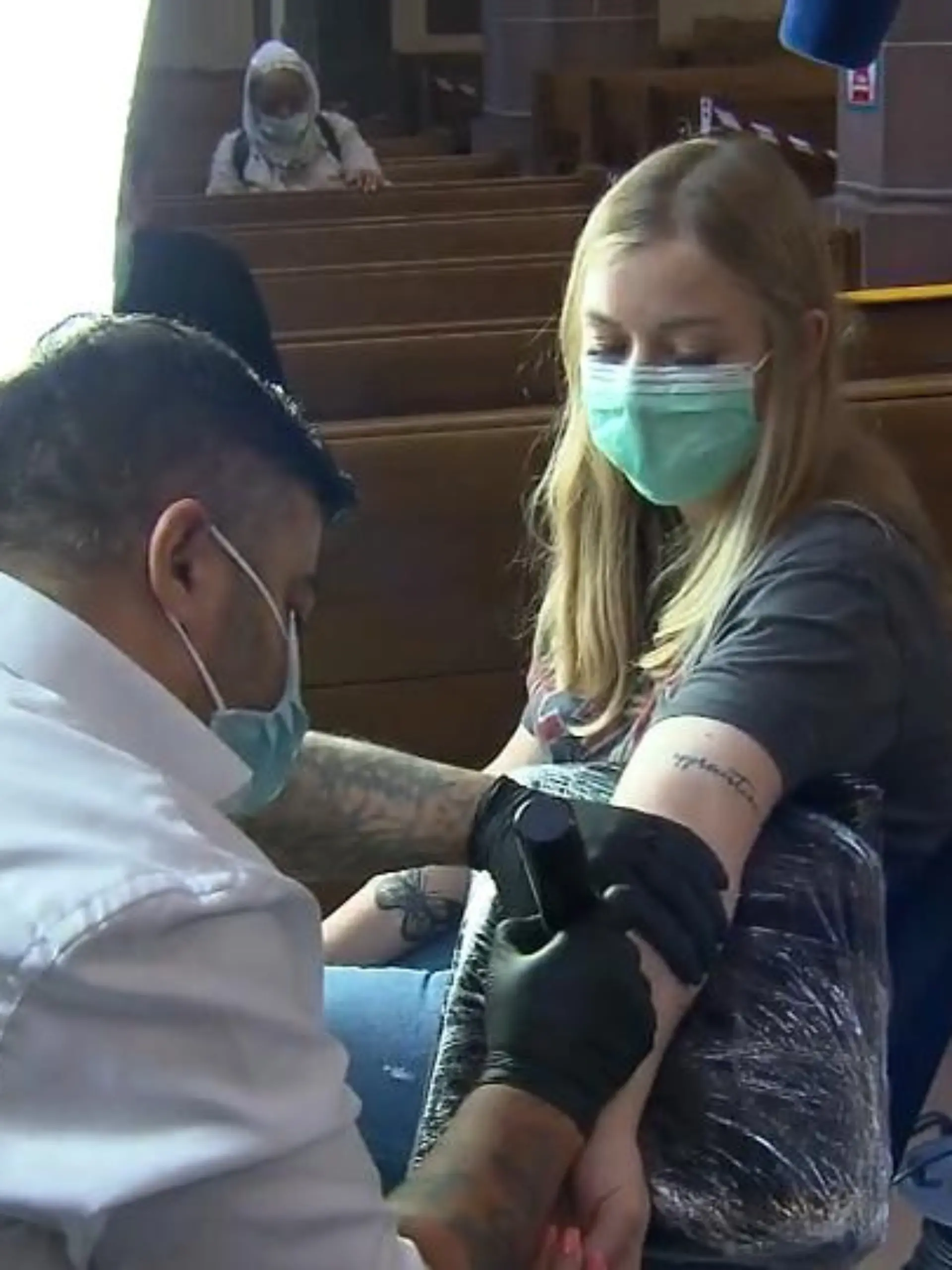 Katholischer Glaube und Körperkunst in Form von Tattoos – wie kann das nur zusammenpassen? Dass Tinte unter der Haut schon lange raus aus der „Schmuddelecke“ ist und längst nicht mehr als Sünde gilt, hat am Wochenende die Frankfurter Liebfrauenkirche unter Beweis gestellt. Statt sich modernen Trends zu verschließen, haben die Verantwortlichen des Bistums Limburg eine Live-Tätowieraktion direkt vor dem Alter gestartet. Im Licht der Kerzen surrte einen ganzen Tag lang die Tattoonadel, wie es überhaupt erst dazu kam, sehen Sie im Video!