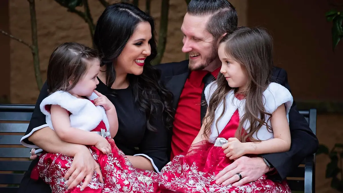 Da waren sie noch zu viert - aber Sophia (6) und Giuliana (3) freuen sich schon ganz doll aufs neue Schwesterchen.