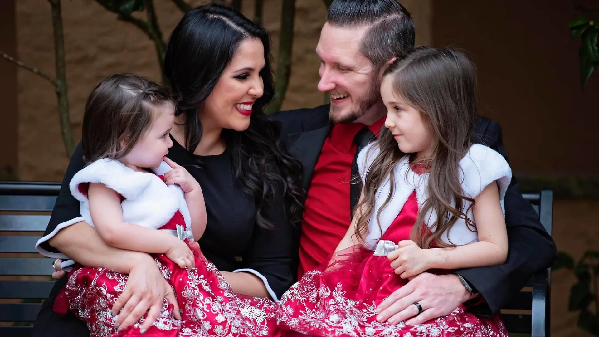 Da waren sie noch zu viert - aber Sophia (6) und  Giuliana (3) freuen sich schon ganz doll aufs neue Schwesterchen.